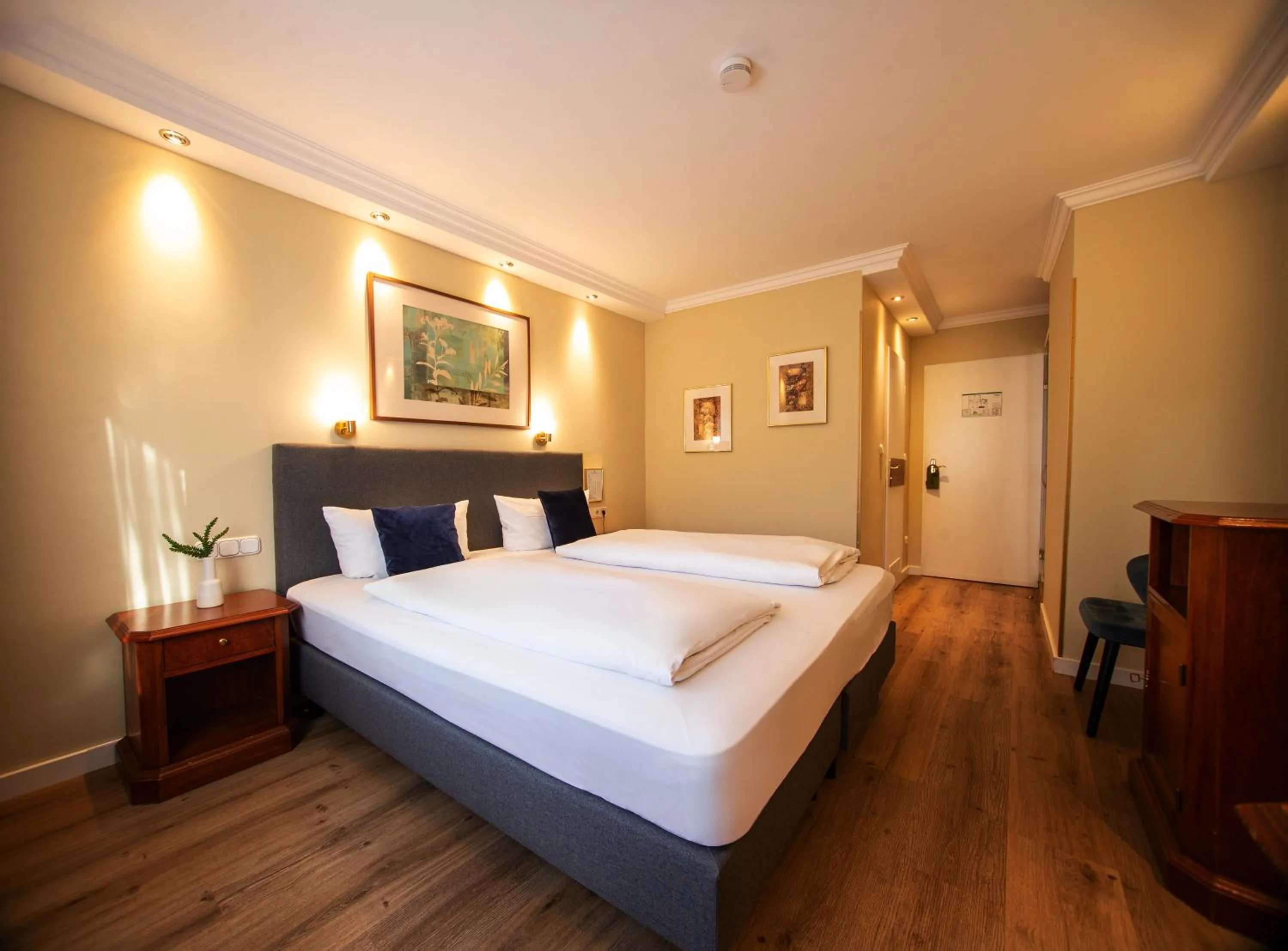 Photo of the whole room, Bed in Hotel Altmünchen by Blattl