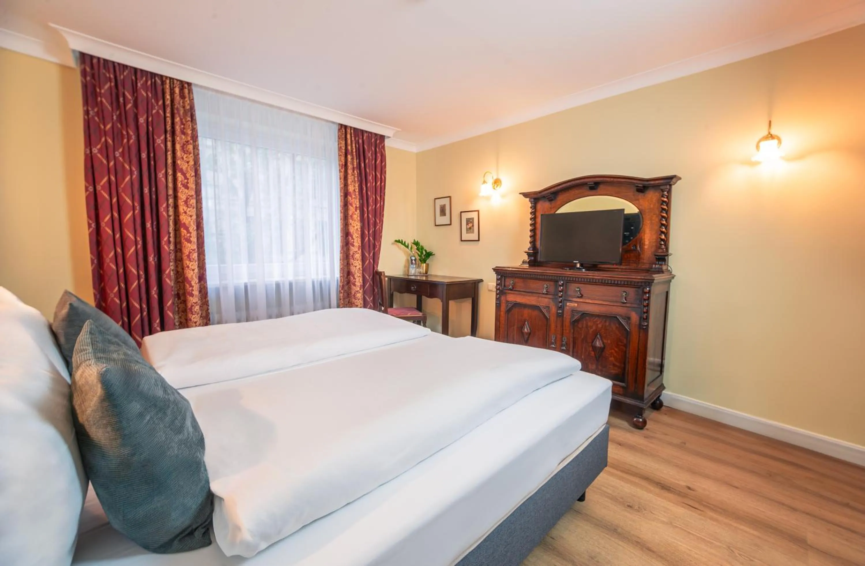 Photo of the whole room, Bed in Hotel Altmünchen by Blattl