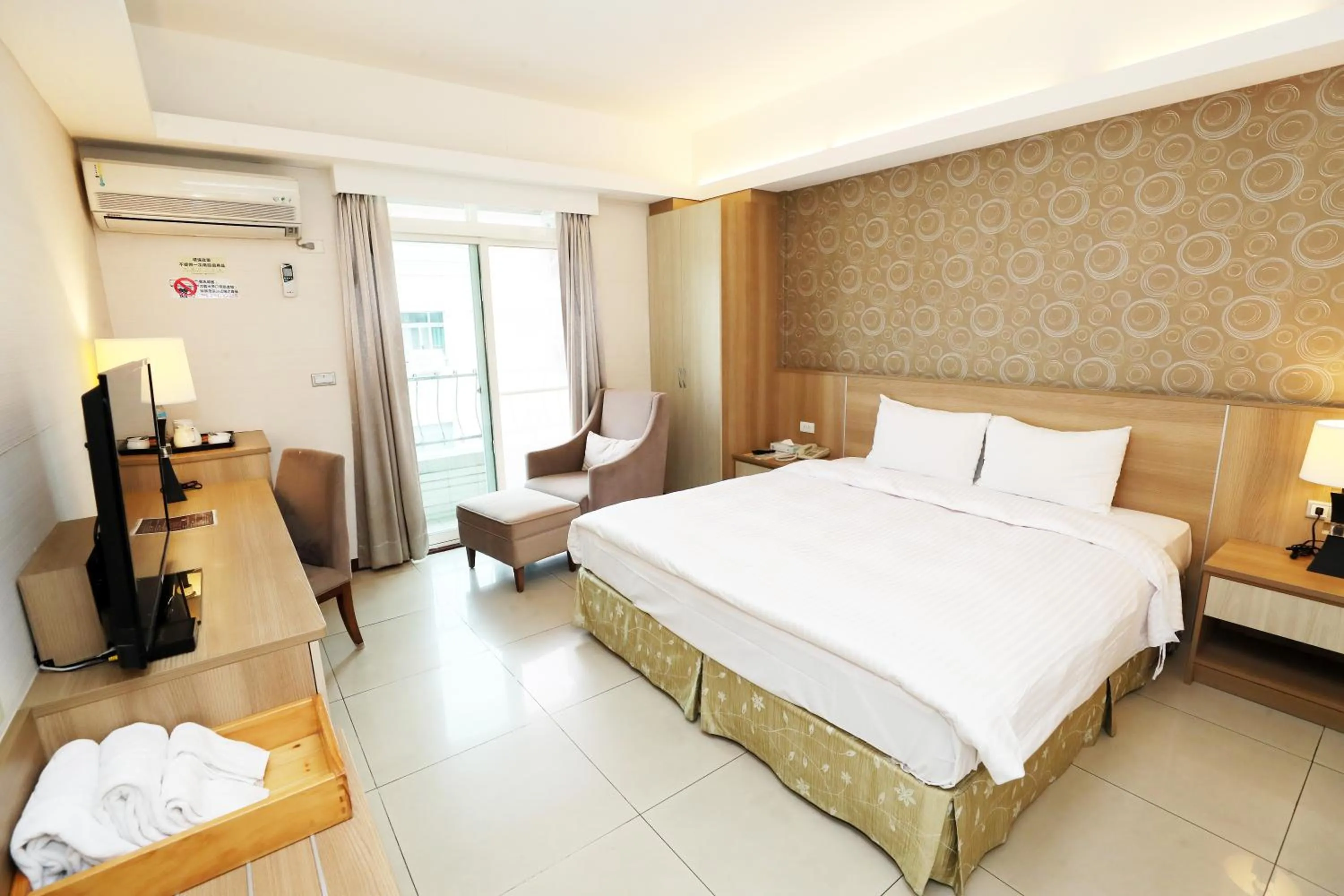 Photo of the whole room, Bed in Hoya Resort Hotel Chiayi