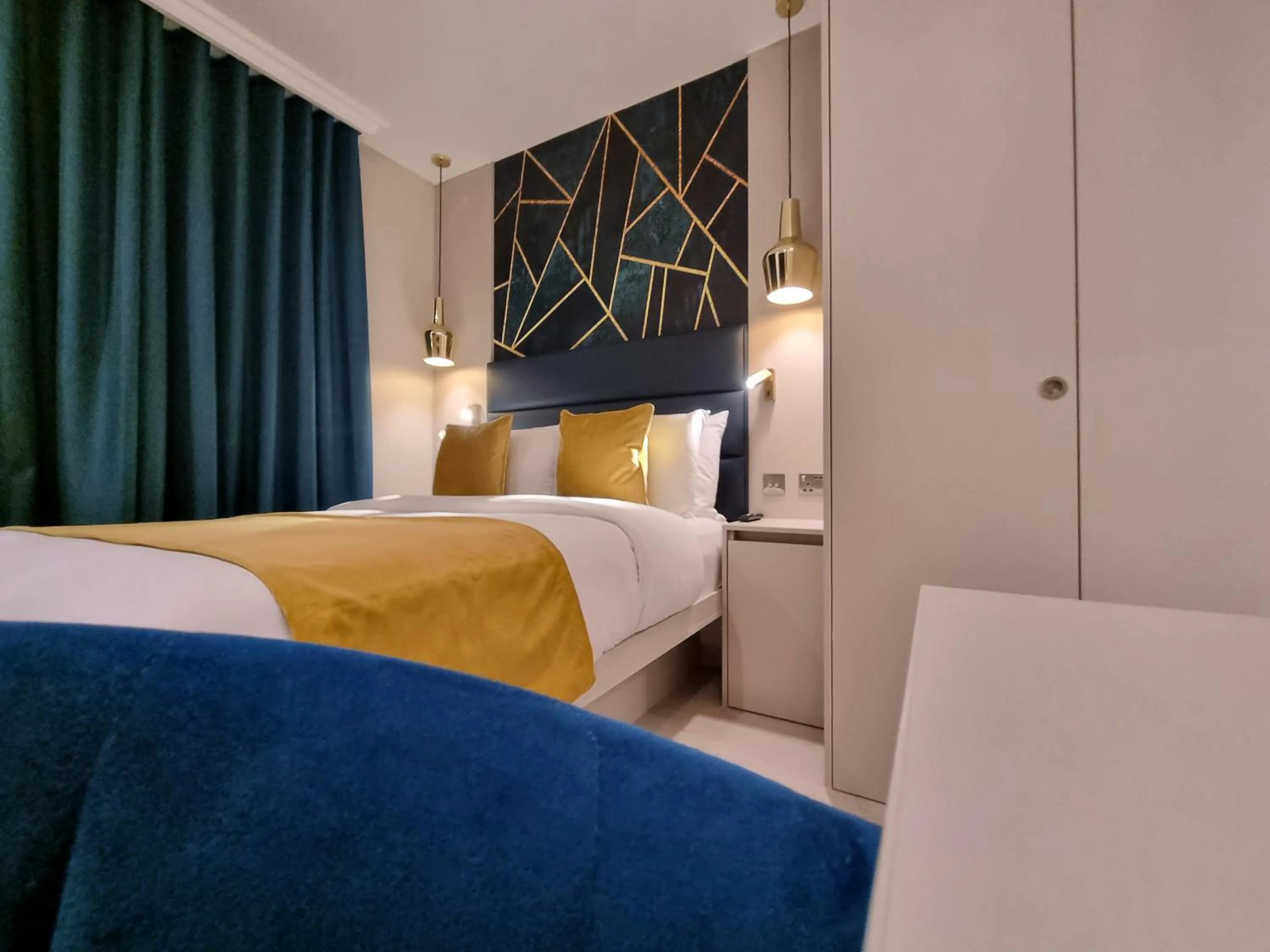 Signature Jacuzzi Suite in West Brompton Studios