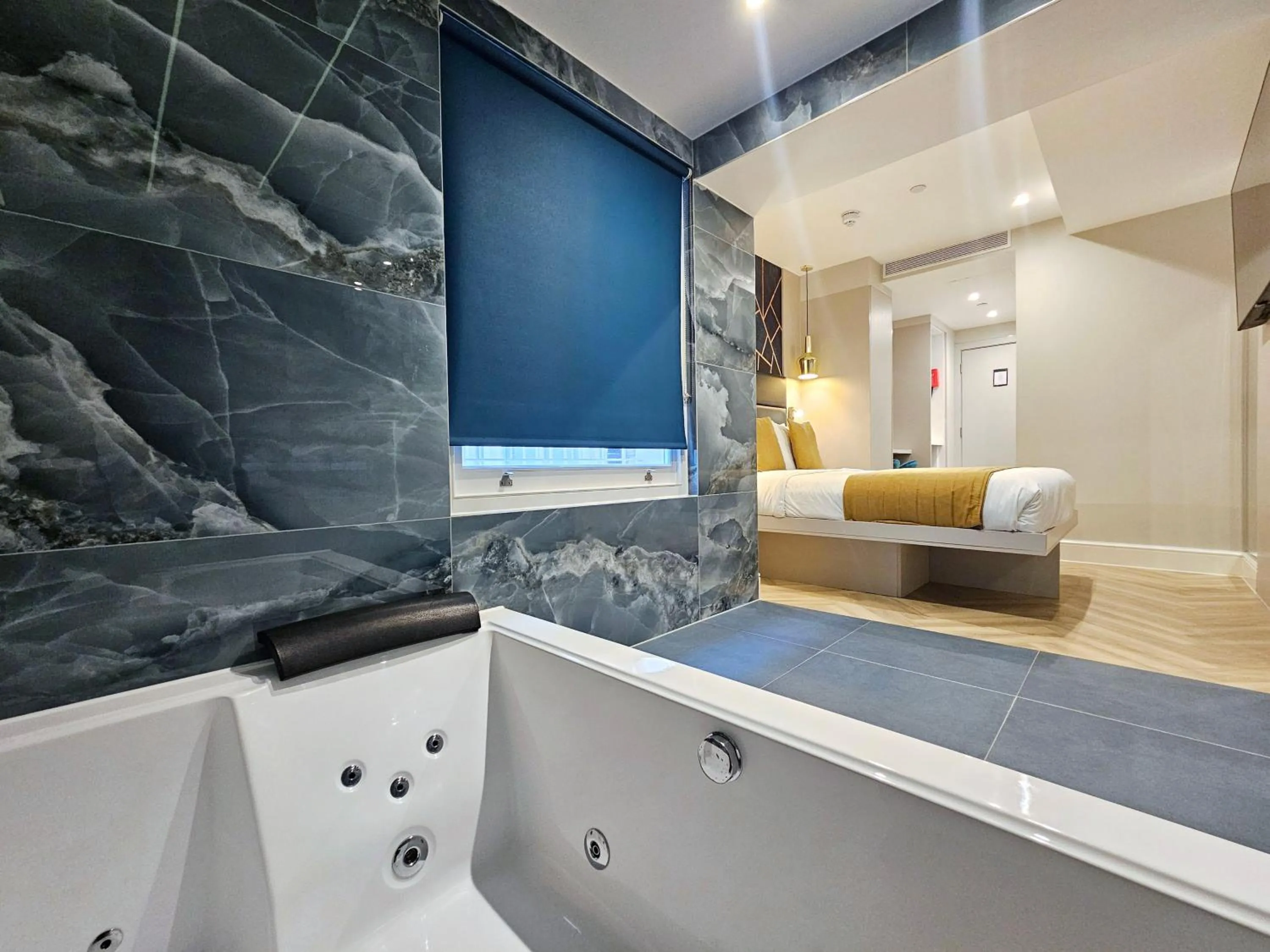 Hot Tub, Bed in West Brompton Studios