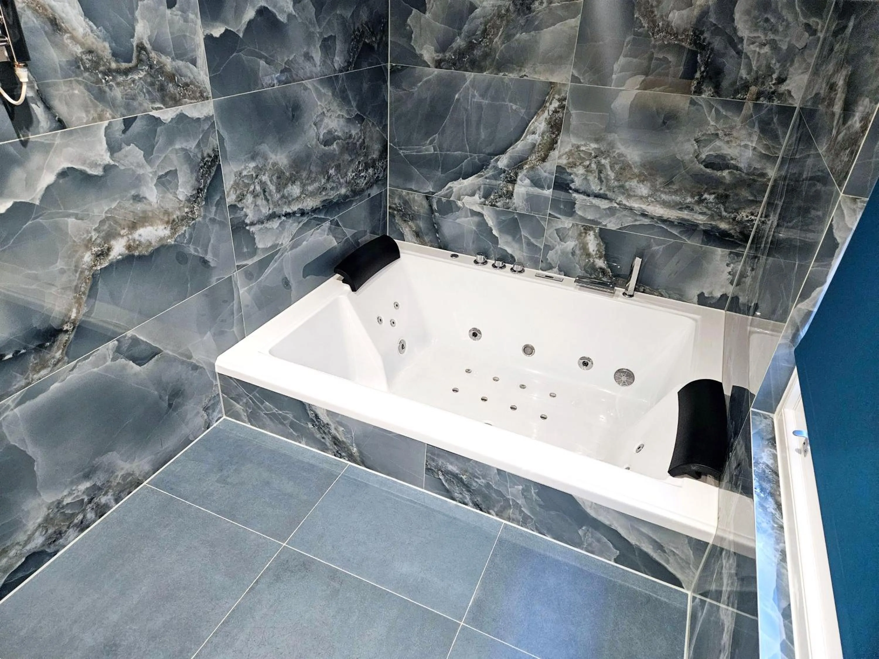 Hot Tub in West Brompton Studios