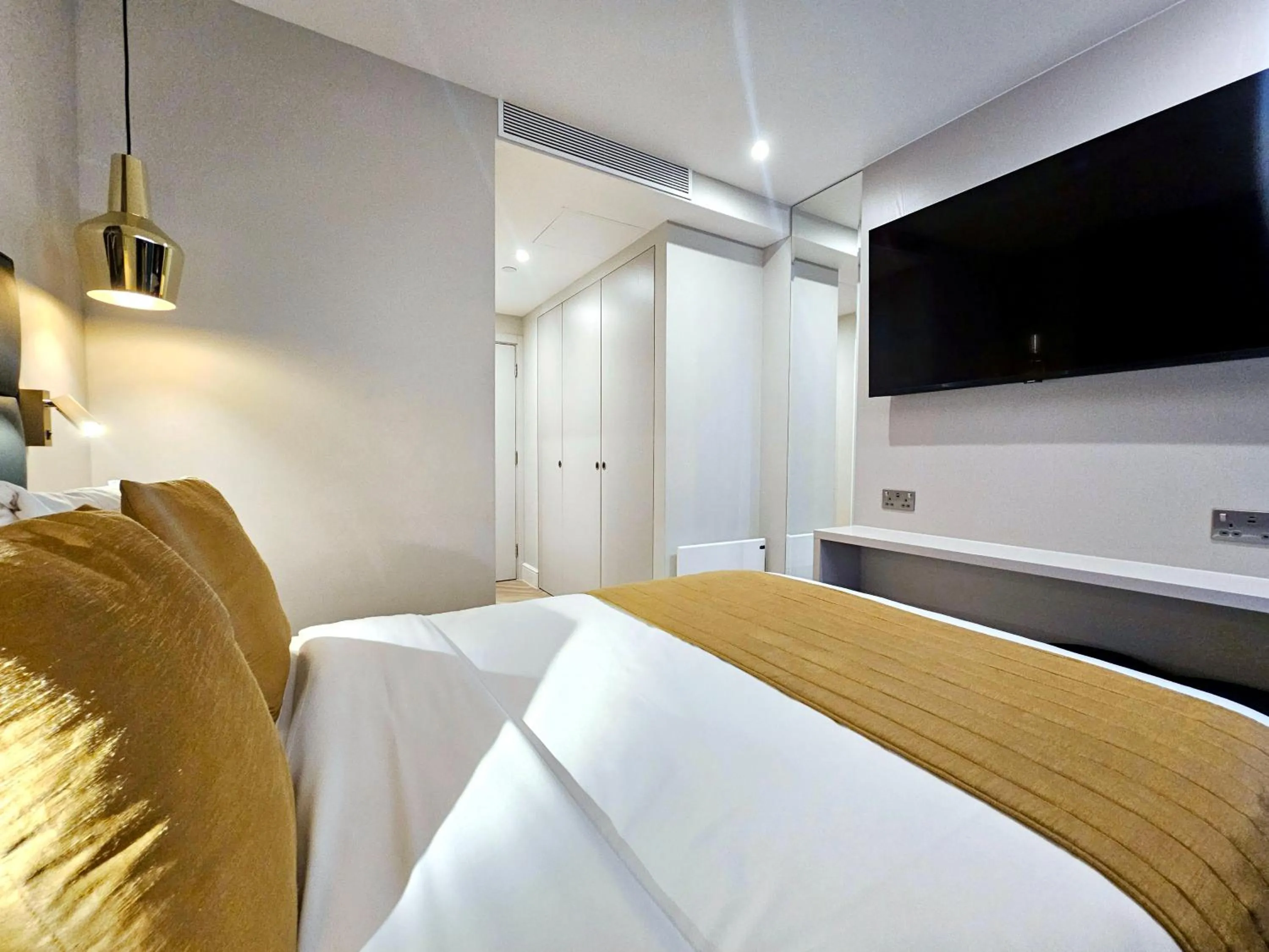 Photo of the whole room, Bed in West Brompton Studios