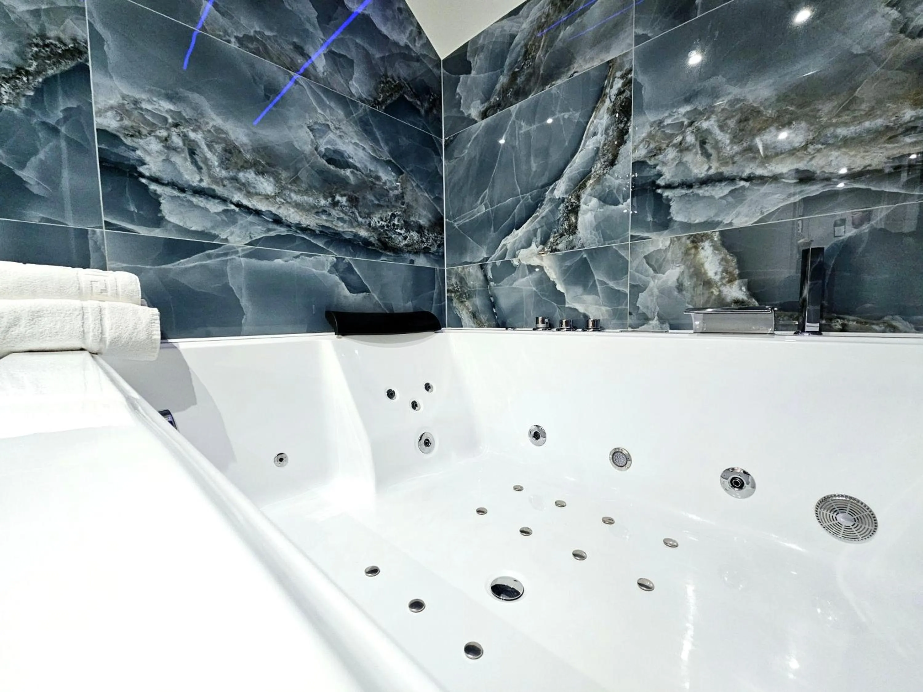 Hot Tub in West Brompton Studios