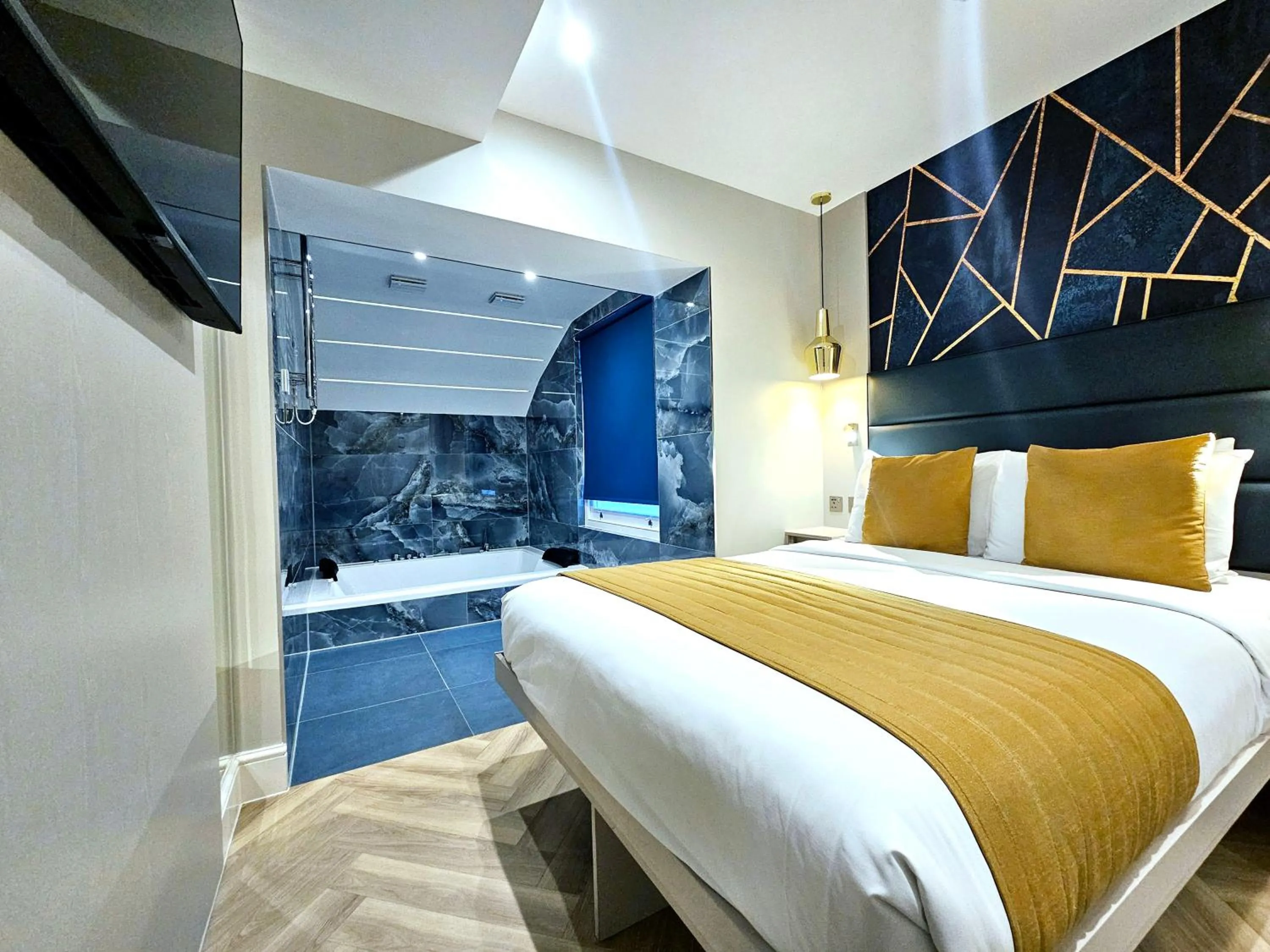 Hot Tub, Bed in West Brompton Studios