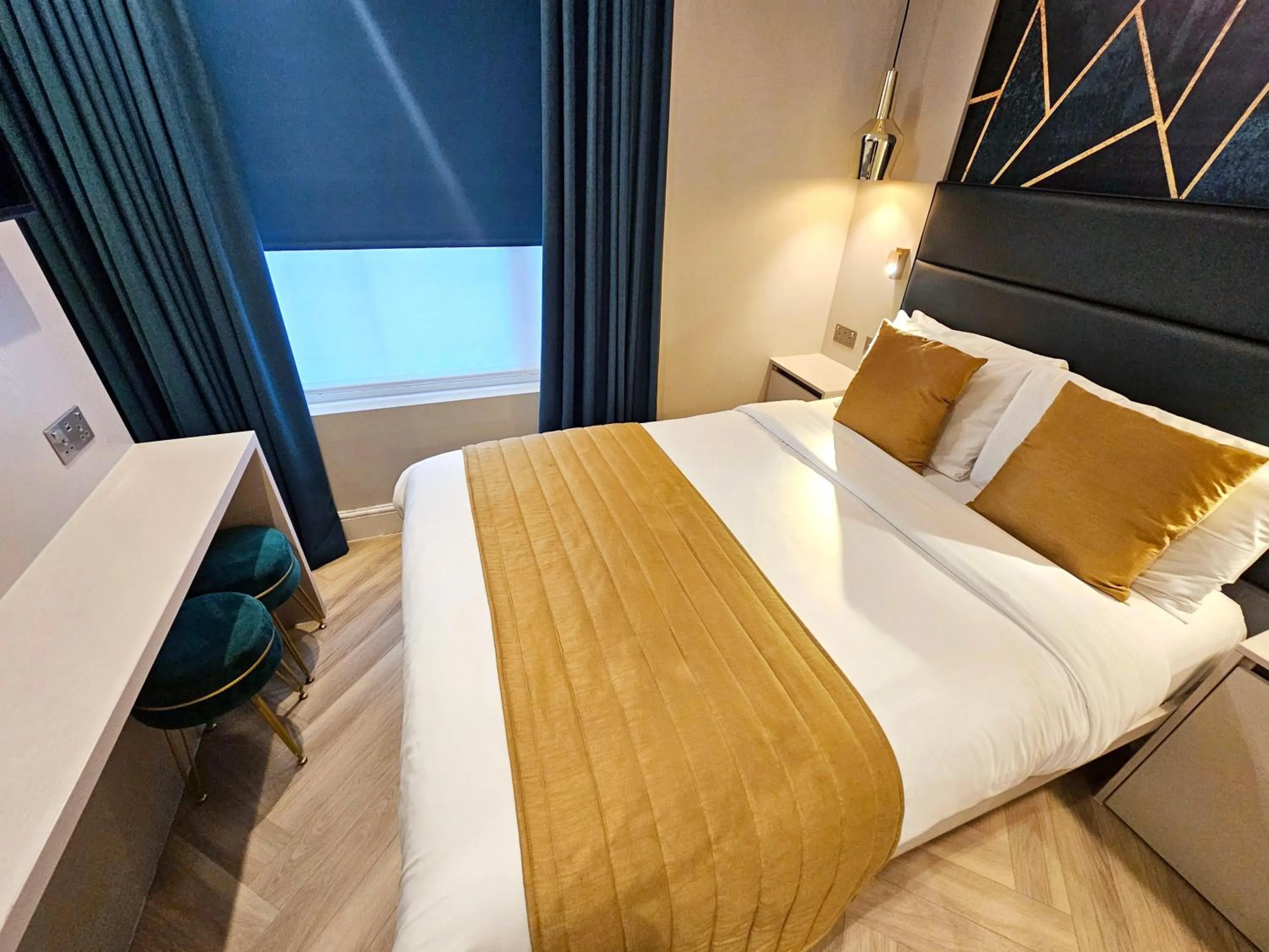 Photo of the whole room, Bed in West Brompton Studios