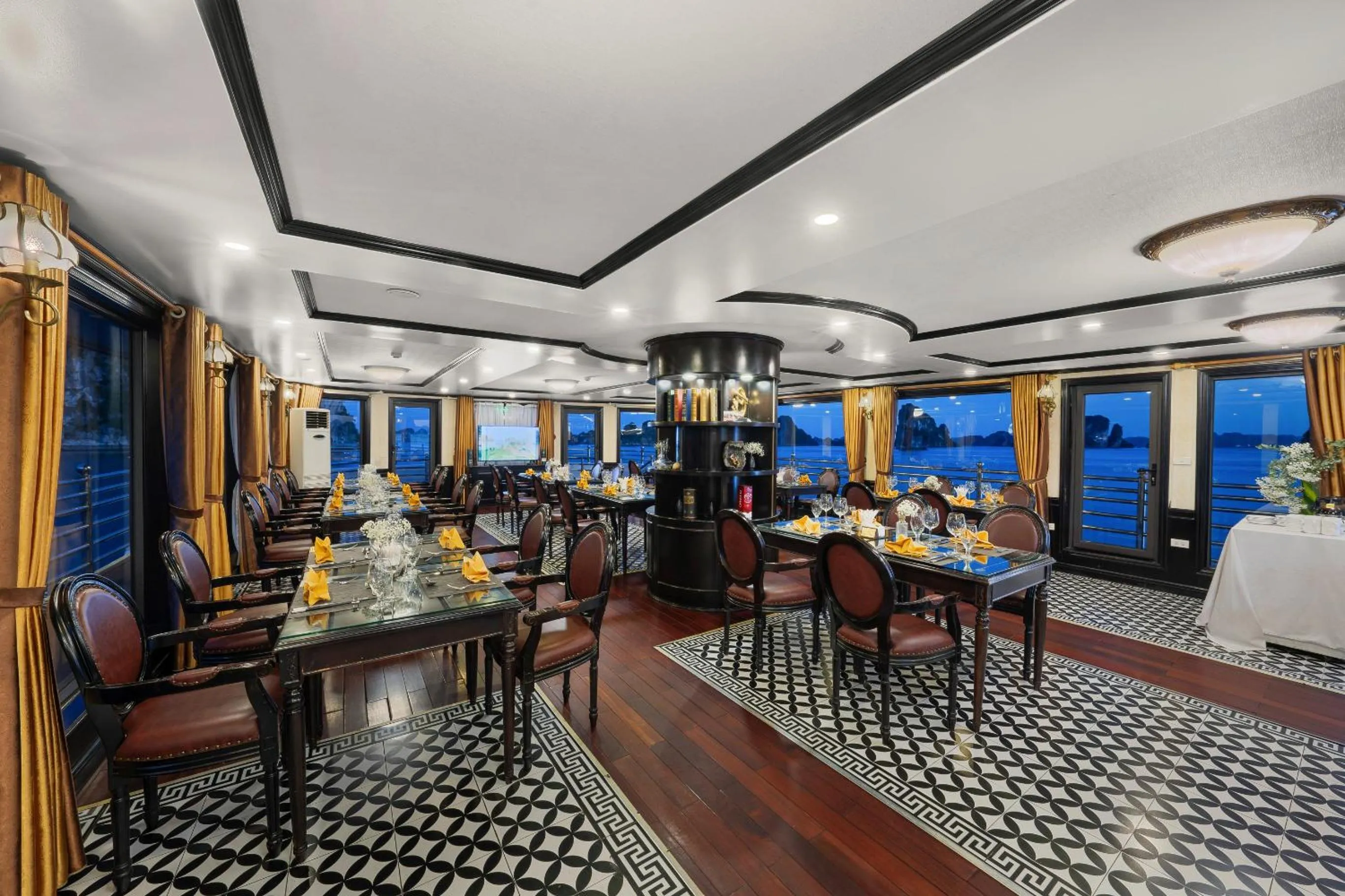 Restaurant/places to eat in Athena Royal Cruise - Luxury in Halong Bay