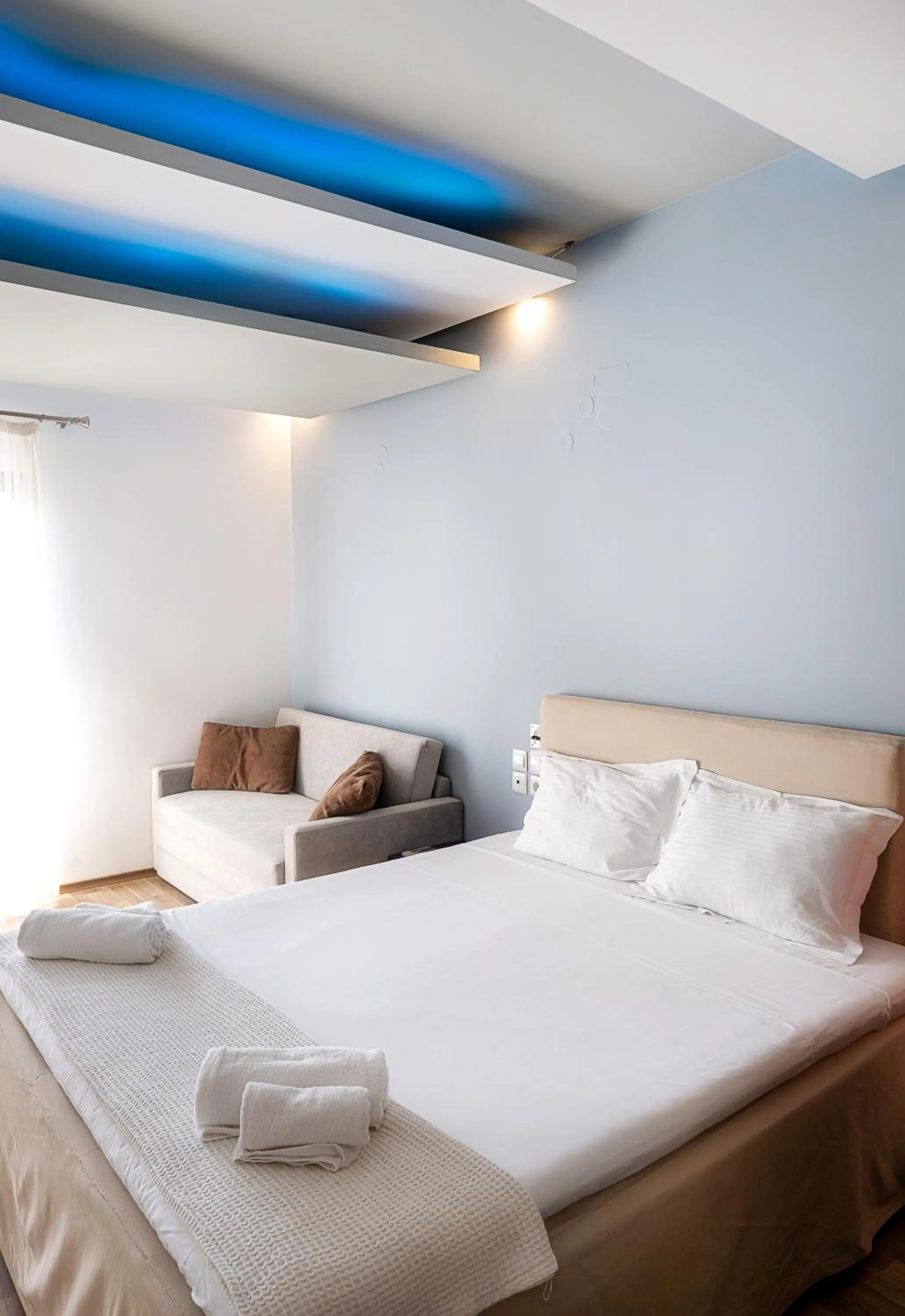 Bedroom, Bed in Kamari Beach Hotel