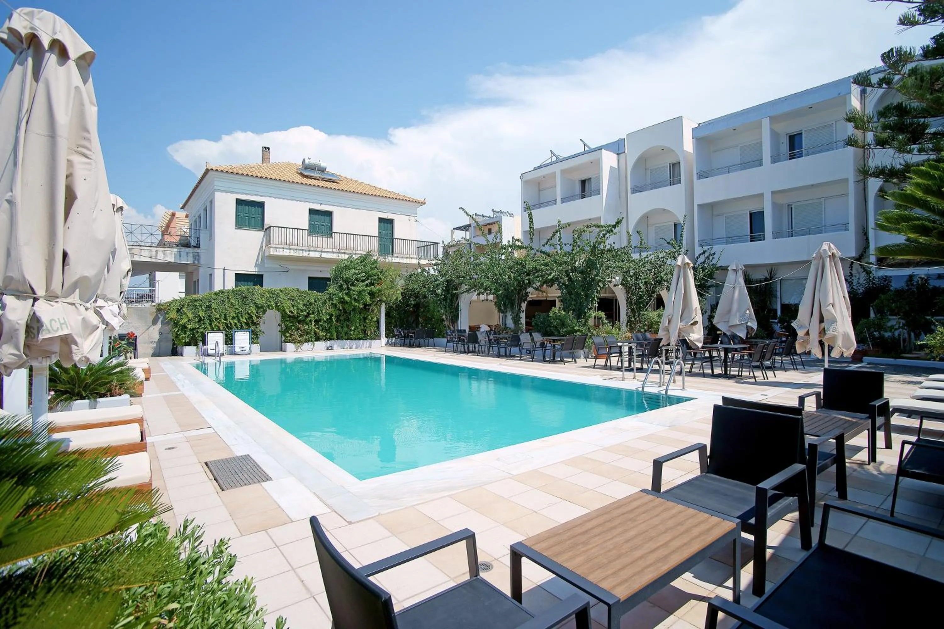 Swimming pool in Kyparissia Beach Hotel