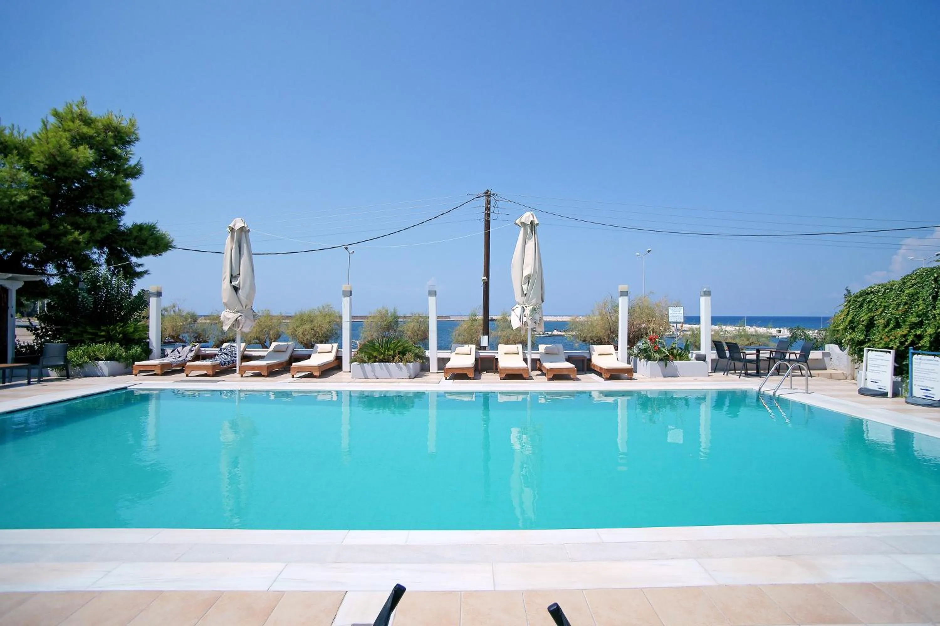Swimming pool in Kyparissia Beach Hotel