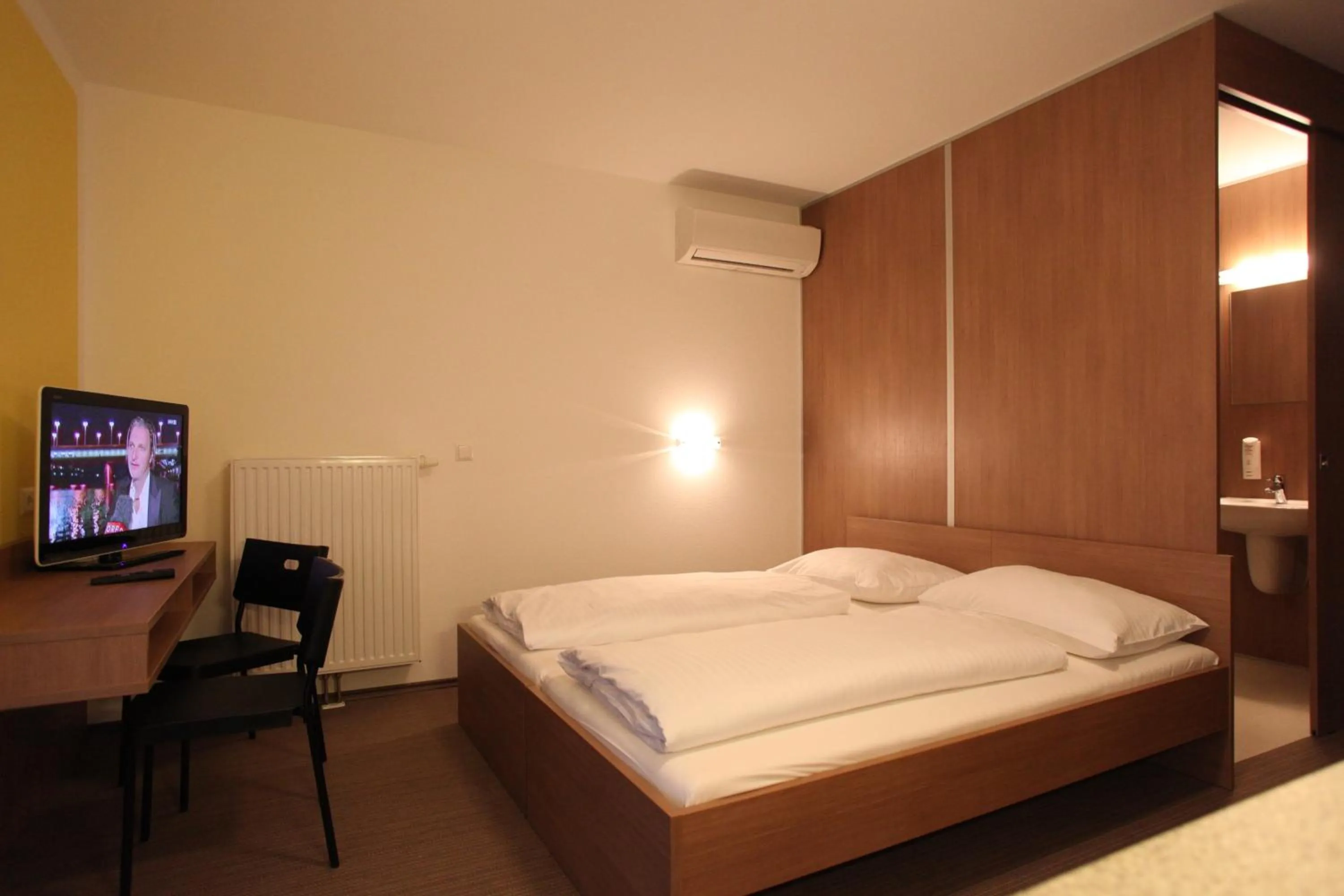 Bedroom, Bed in Fair-Price-Hotel