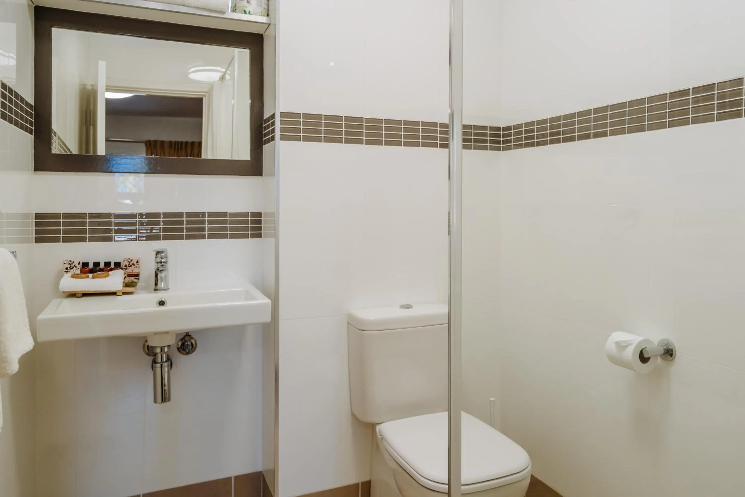 Bathroom in Canning Bridge Auto Lodge