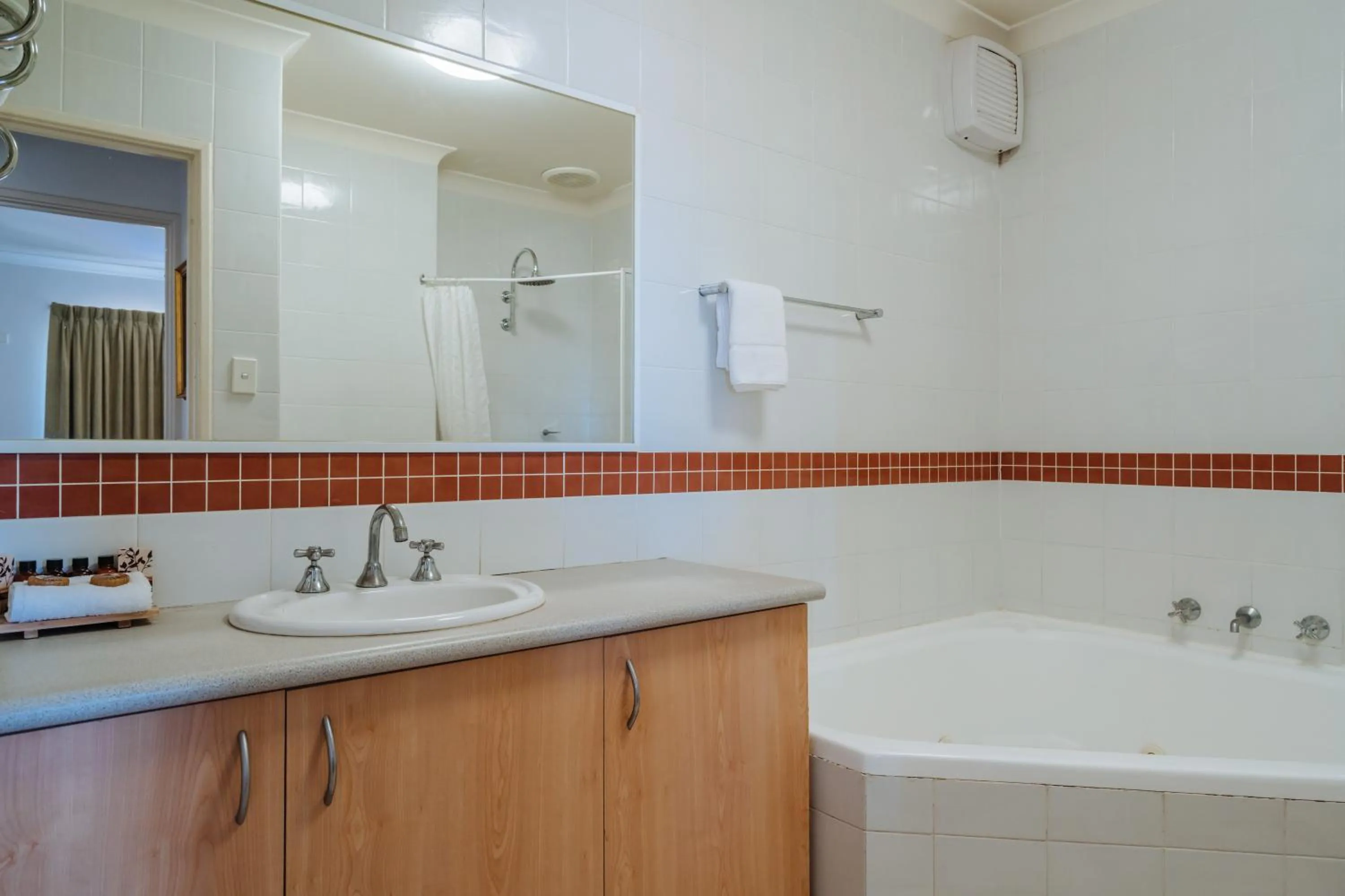 Bathroom in Canning Bridge Auto Lodge