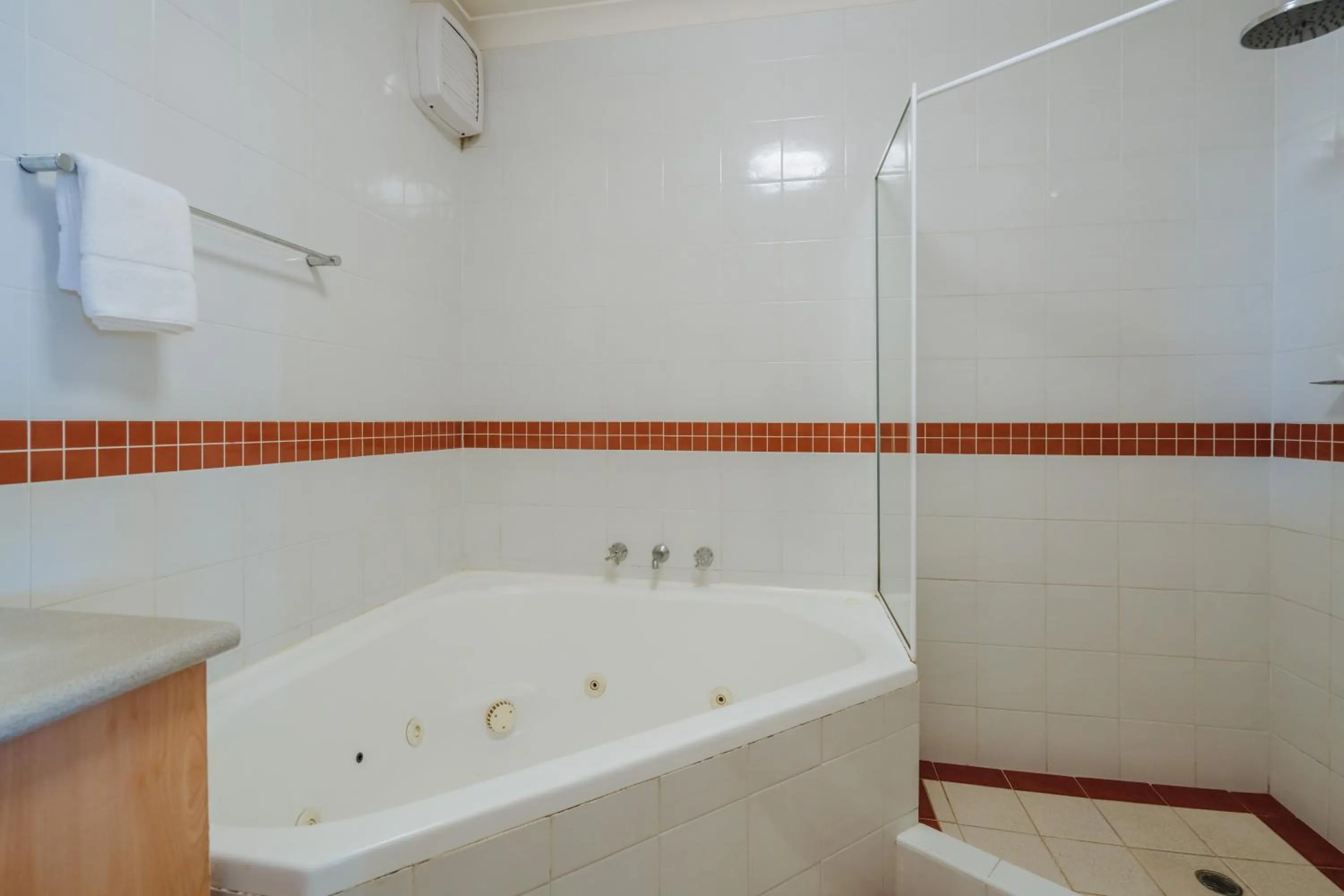 Bathroom in Canning Bridge Auto Lodge