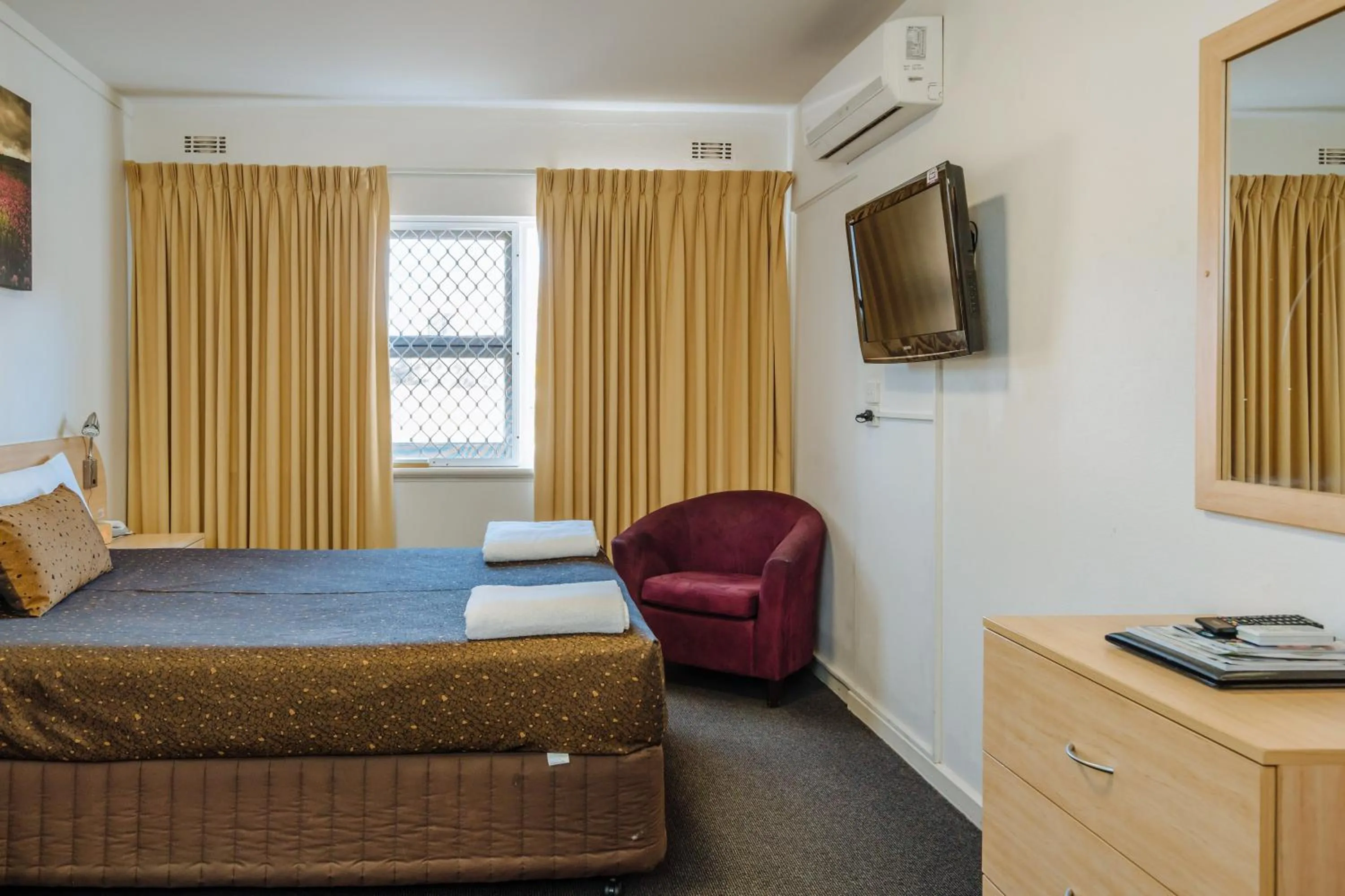 TV and multimedia, Bed in Canning Bridge Auto Lodge