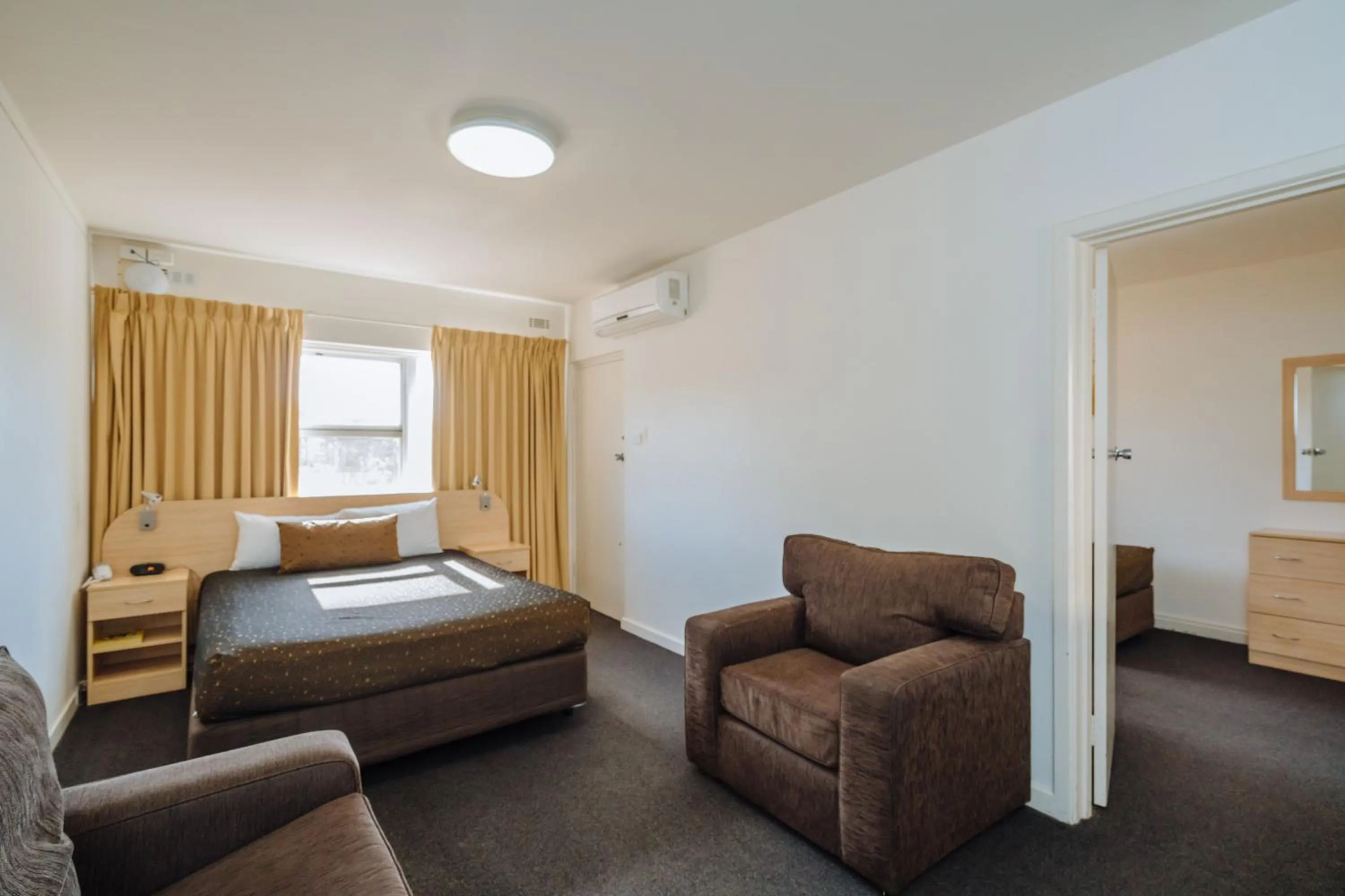 Living room, Bed in Canning Bridge Auto Lodge