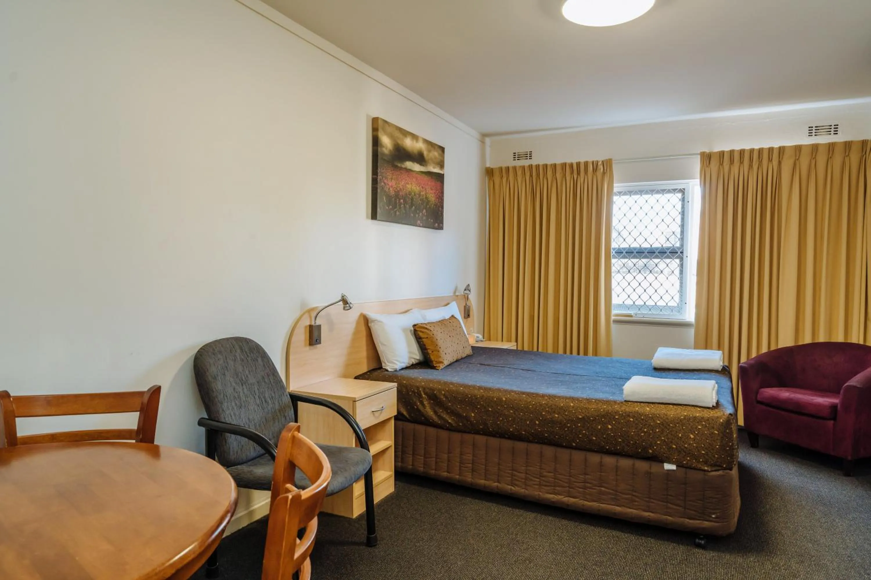 Photo of the whole room, Bed in Canning Bridge Auto Lodge
