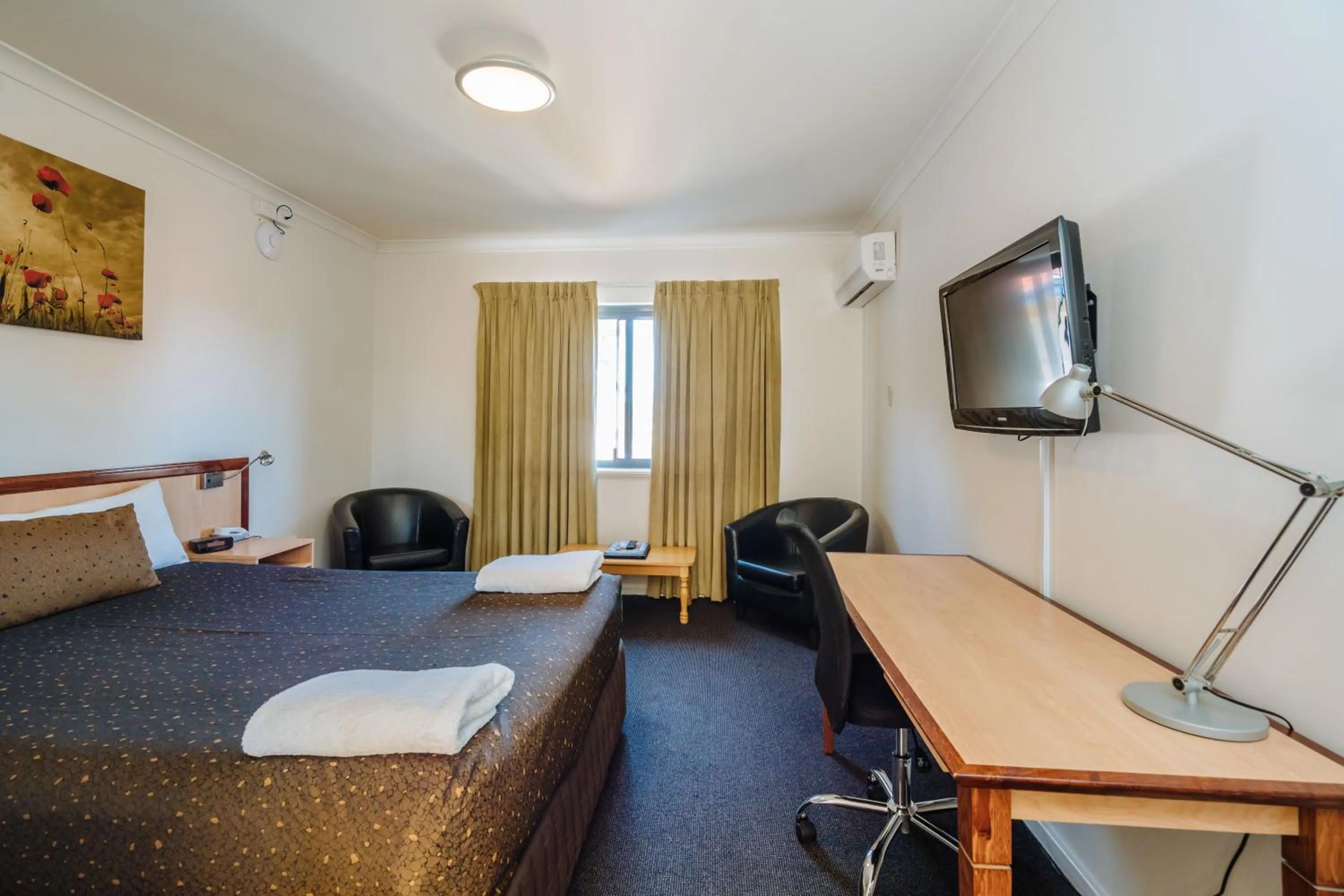 TV and multimedia, Bed in Canning Bridge Auto Lodge