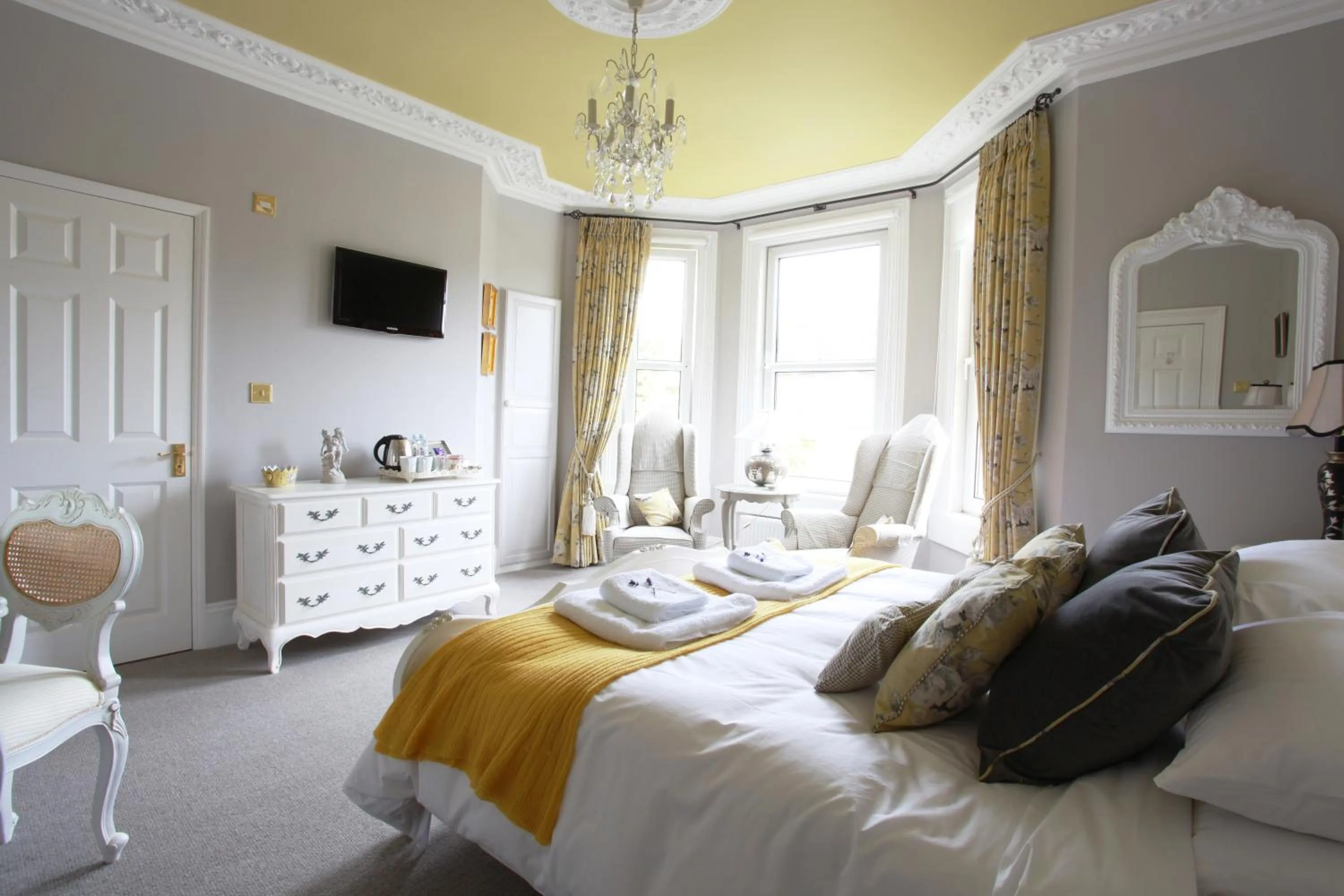 Photo of the whole room, Bed in Brindleys