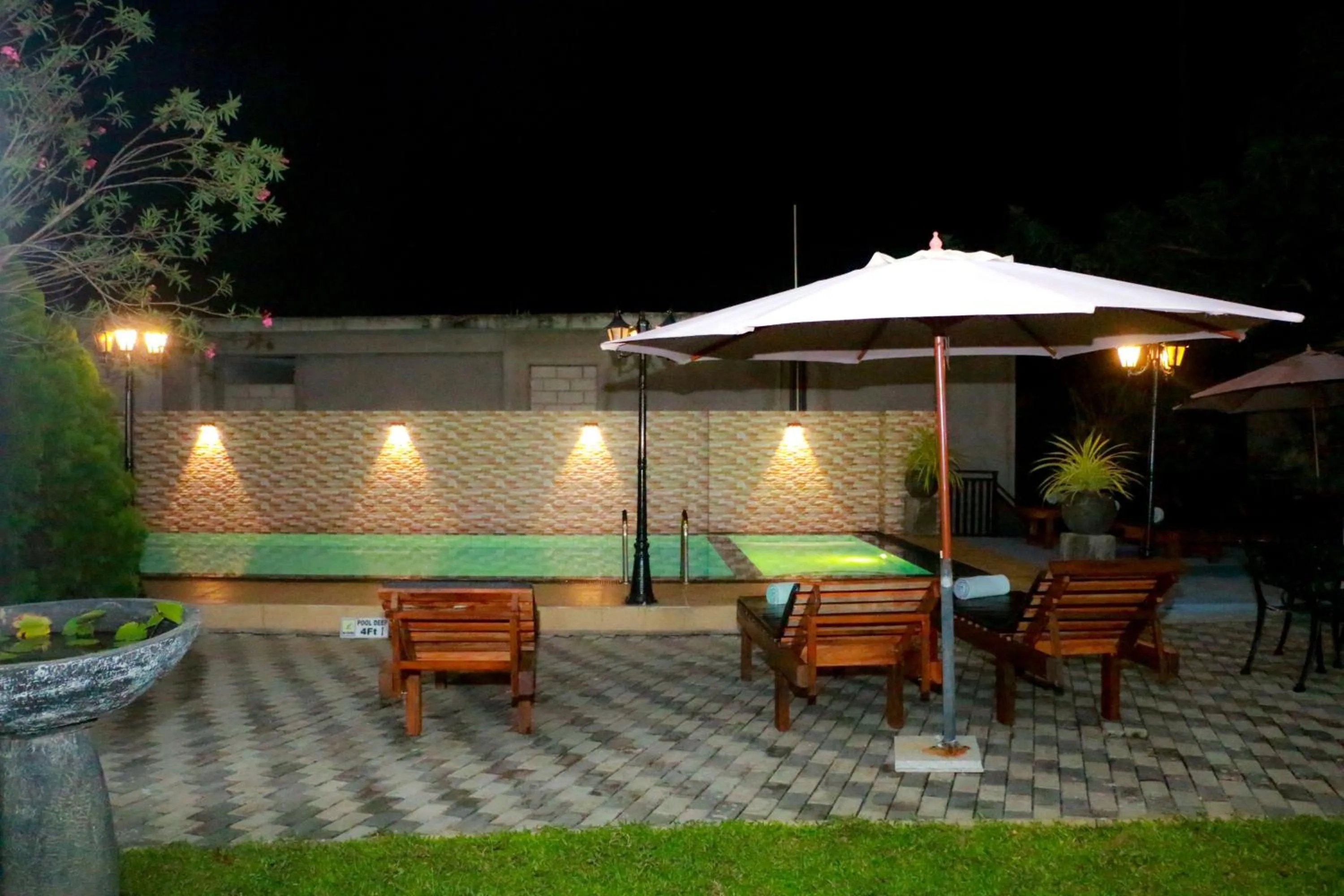 Swimming pool in Queens Beach Hotel