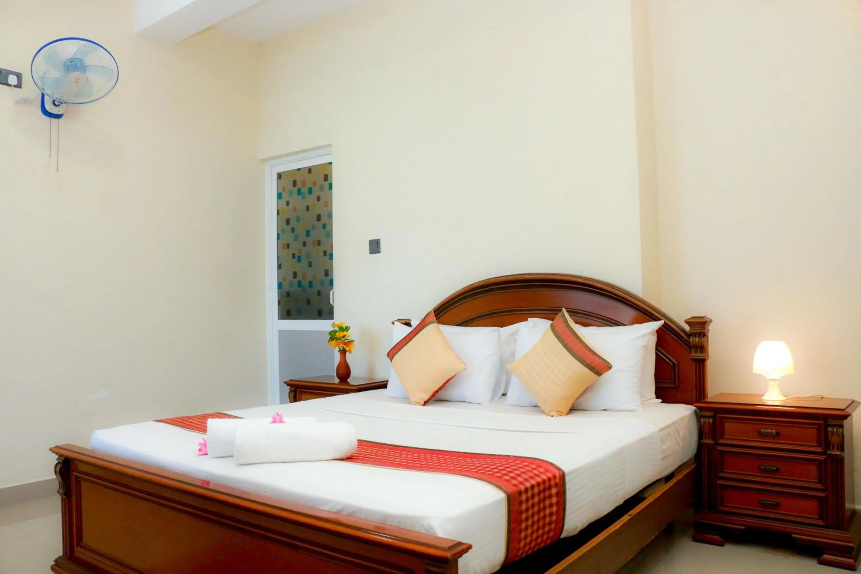 Bedroom, Bed in Queens Beach Hotel