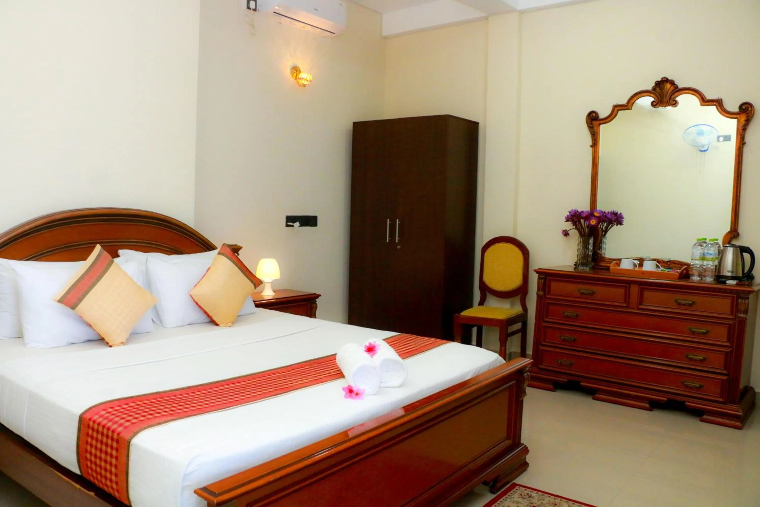 Photo of the whole room, Bed in Queens Beach Hotel