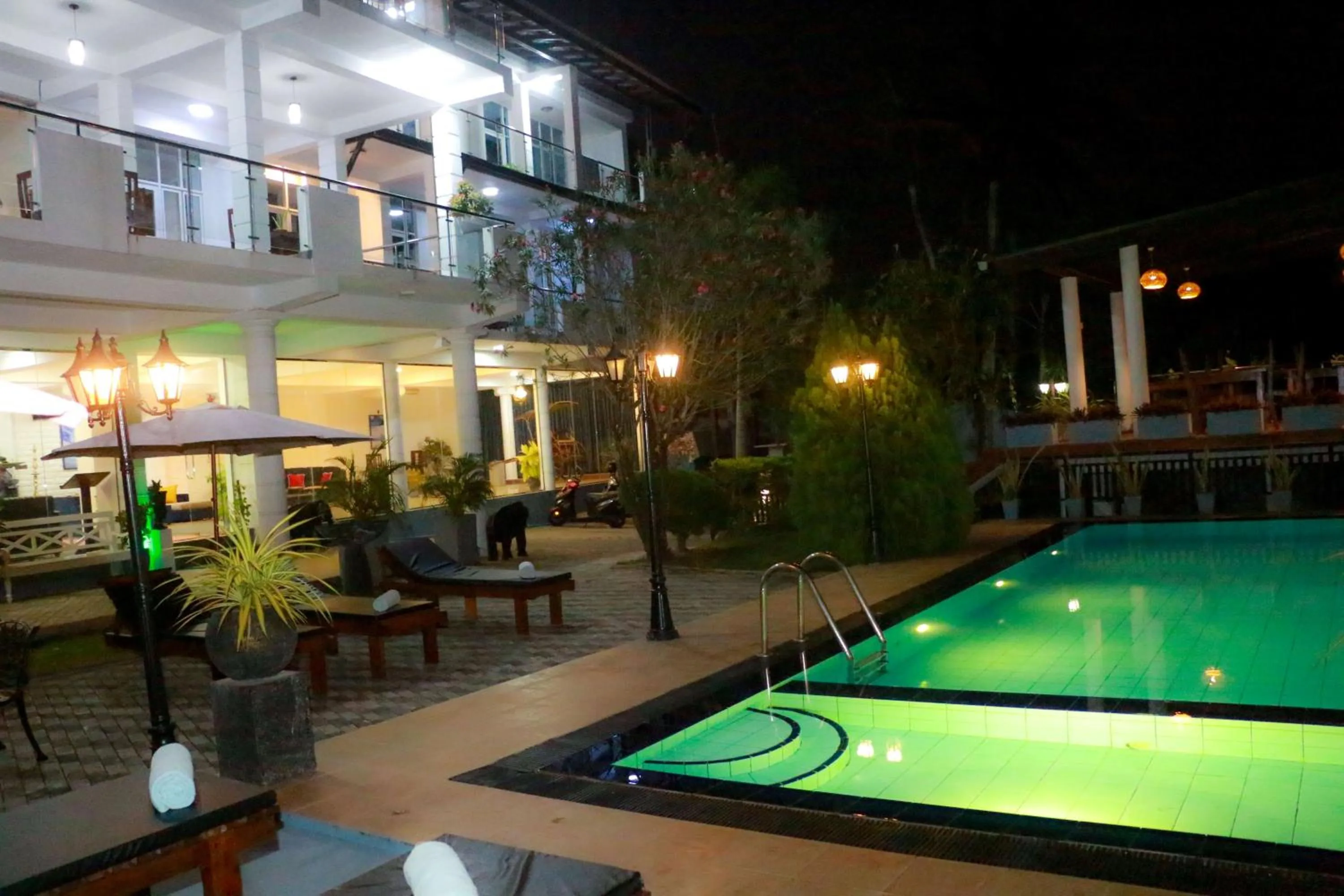 Swimming pool in Queens Beach Hotel