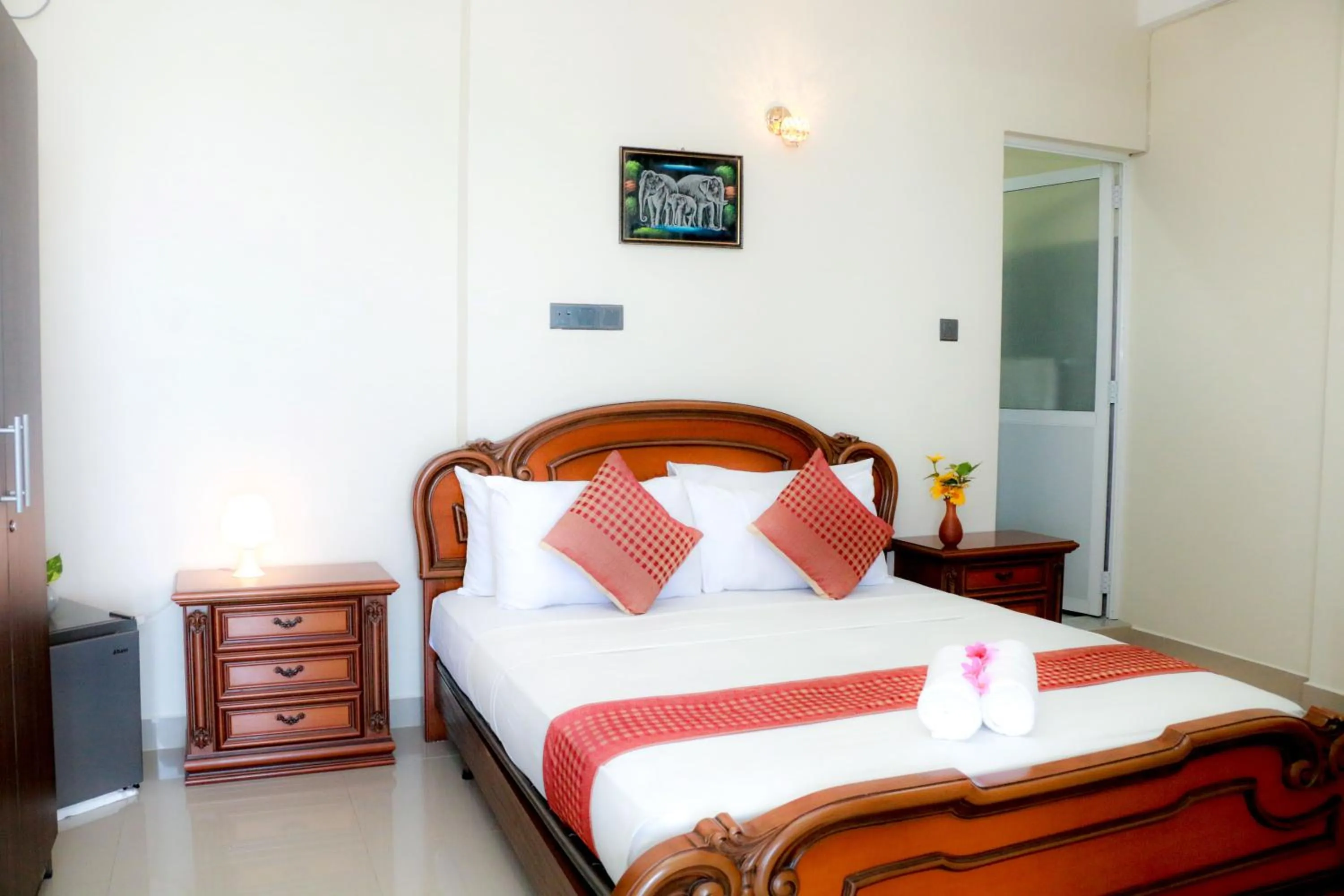 Photo of the whole room, Bed in Queens Beach Hotel