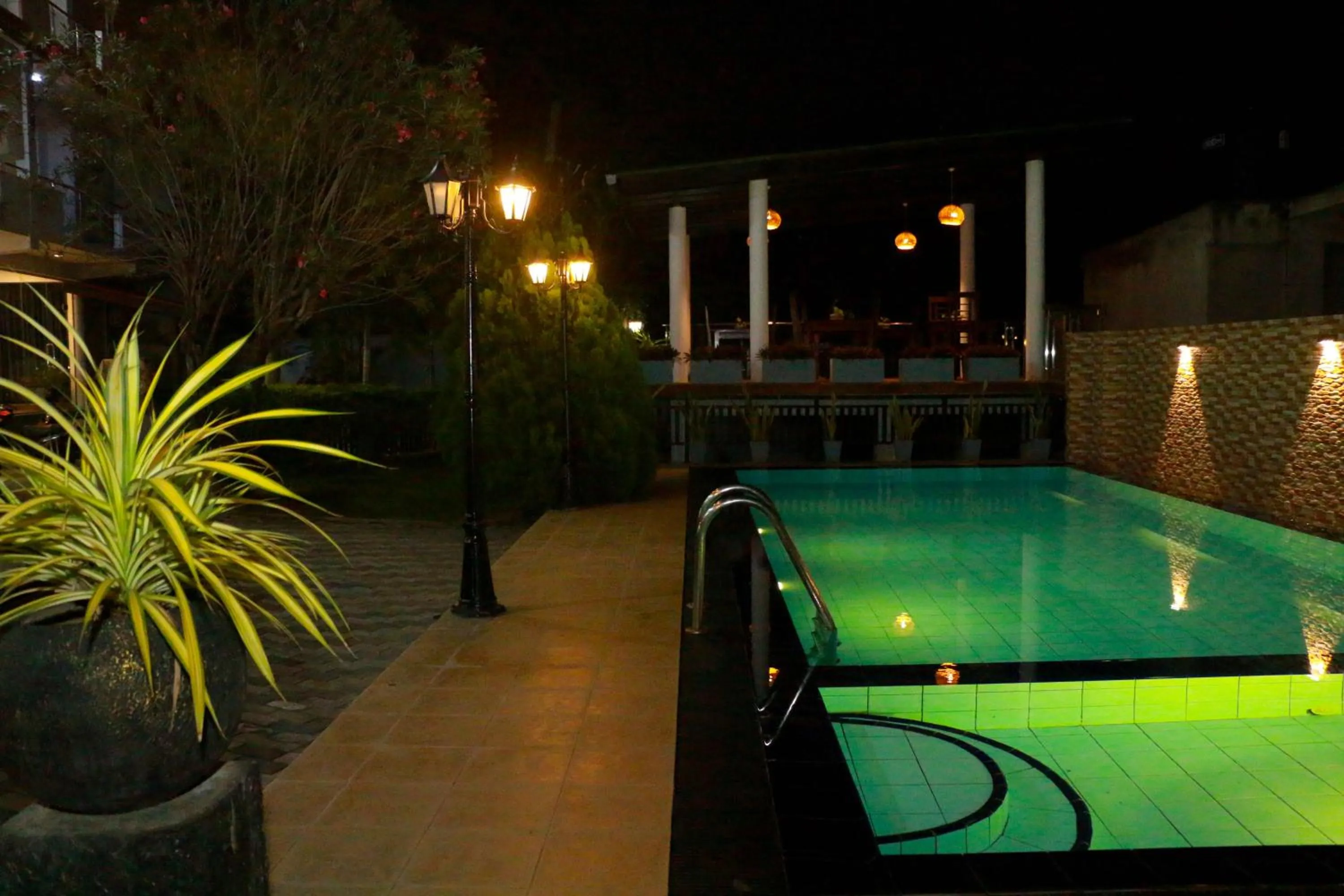 Swimming pool in Queens Beach Hotel