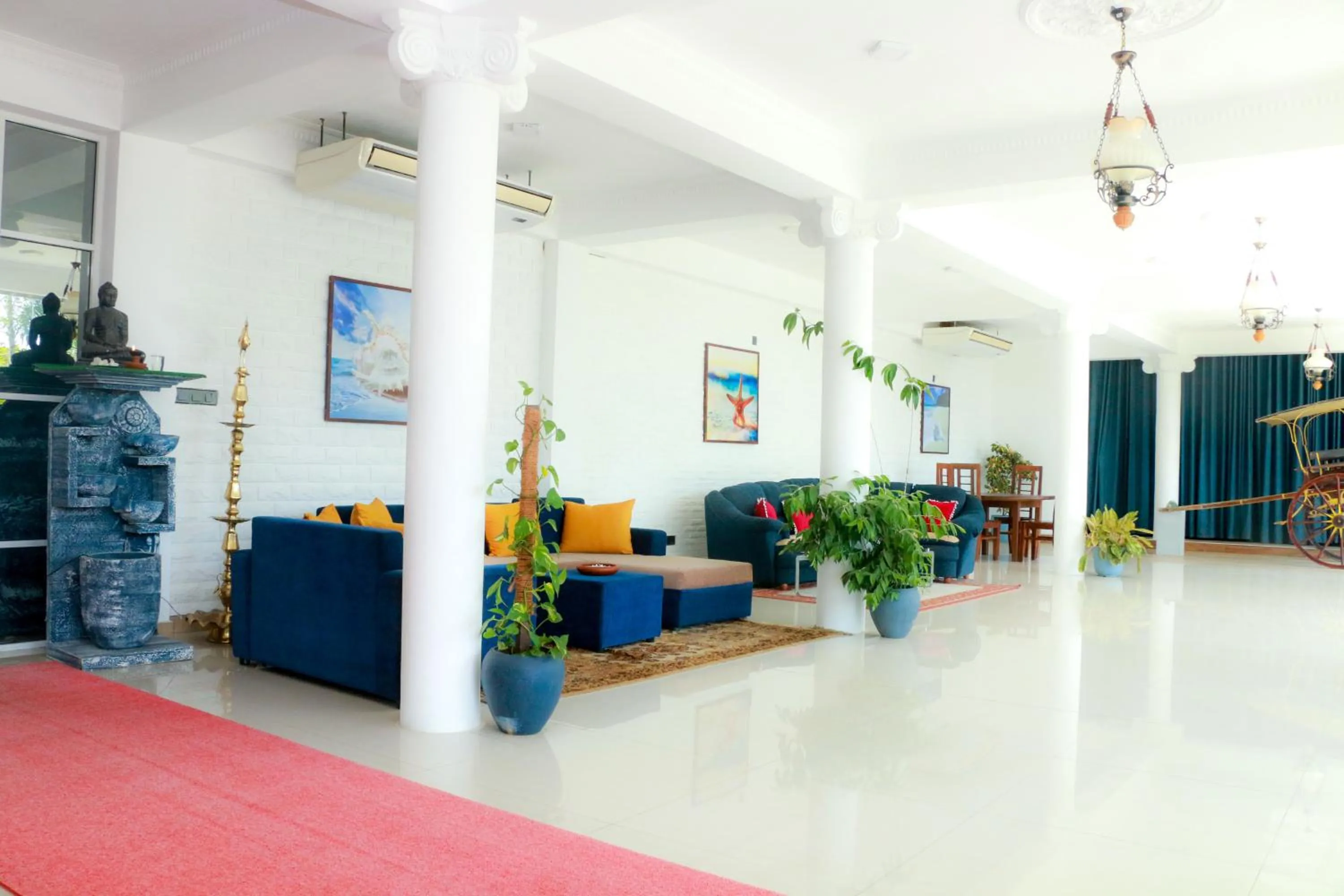 Living room in Queens Beach Hotel