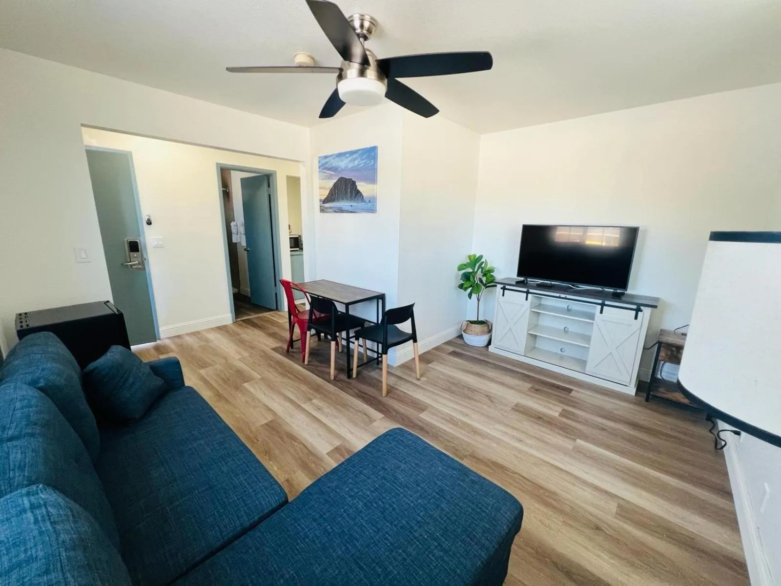 Communal lounge/ TV room in Coastal Breeze Inn