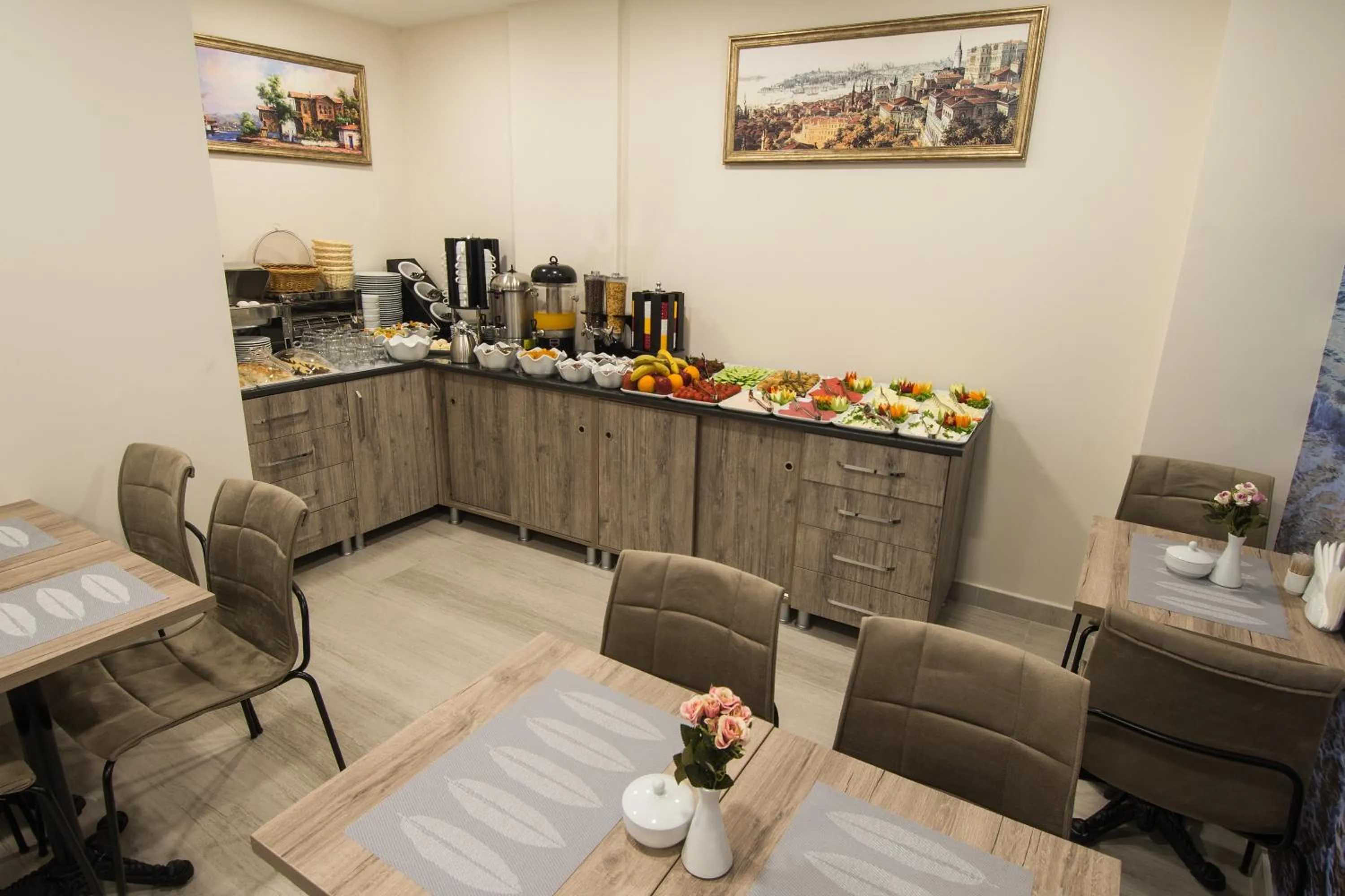 Restaurant/places to eat in Primero Hotel