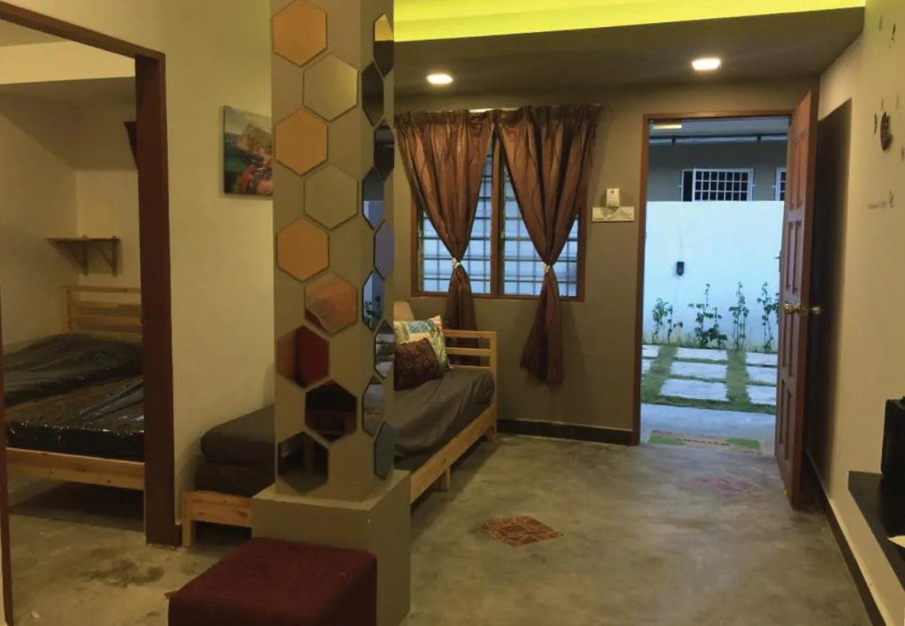 Staff, Bed in The Retreat Homestay