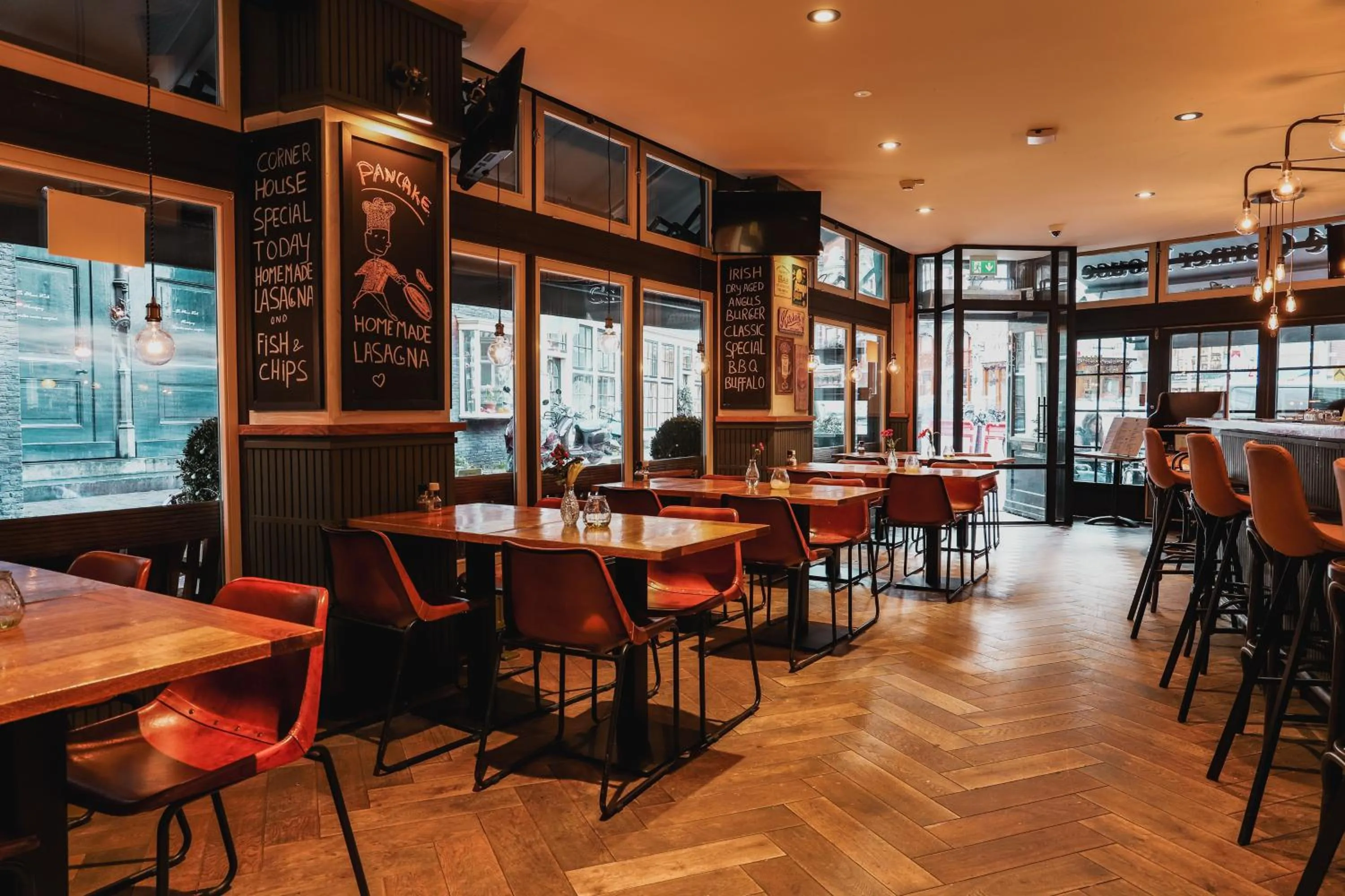 Restaurant/places to eat in Hotel Corner House