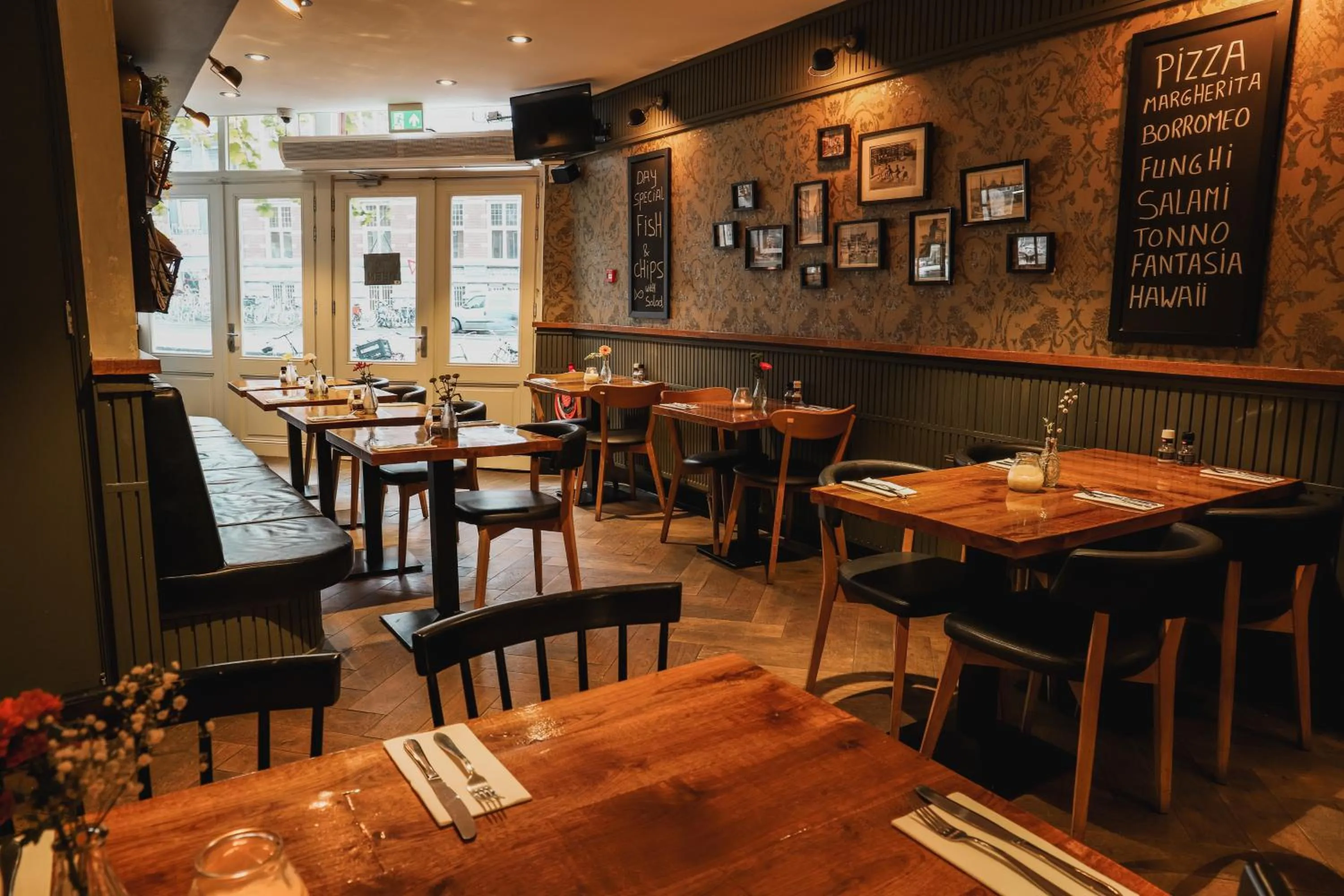 Restaurant/places to eat in Hotel Corner House