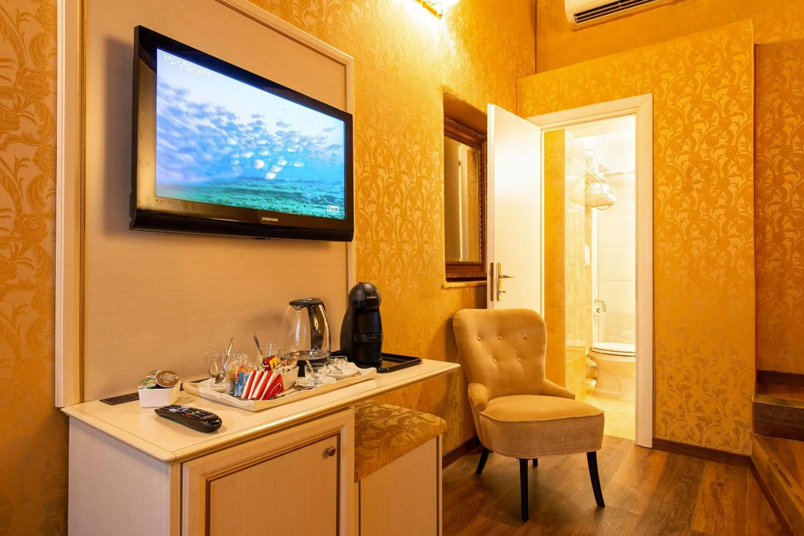 Coffee/tea facilities in Canova Rooms in Spanish Steps