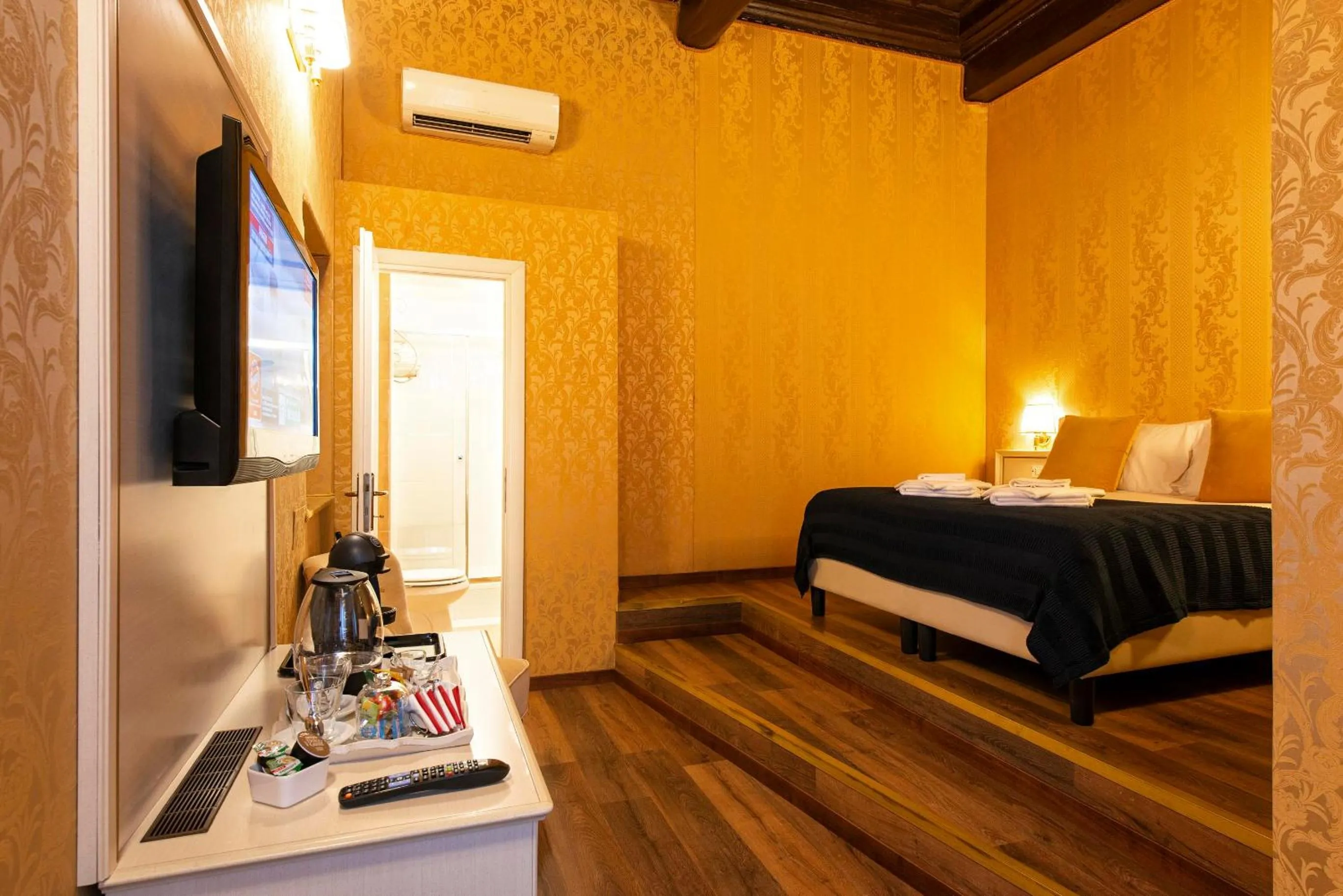 Bed in Canova Rooms in Spanish Steps