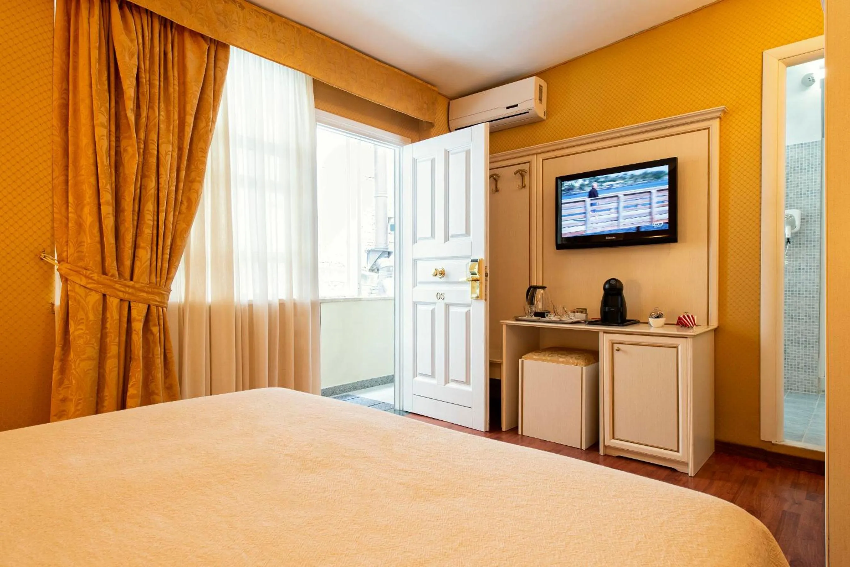 Bed in Canova Rooms in Spanish Steps