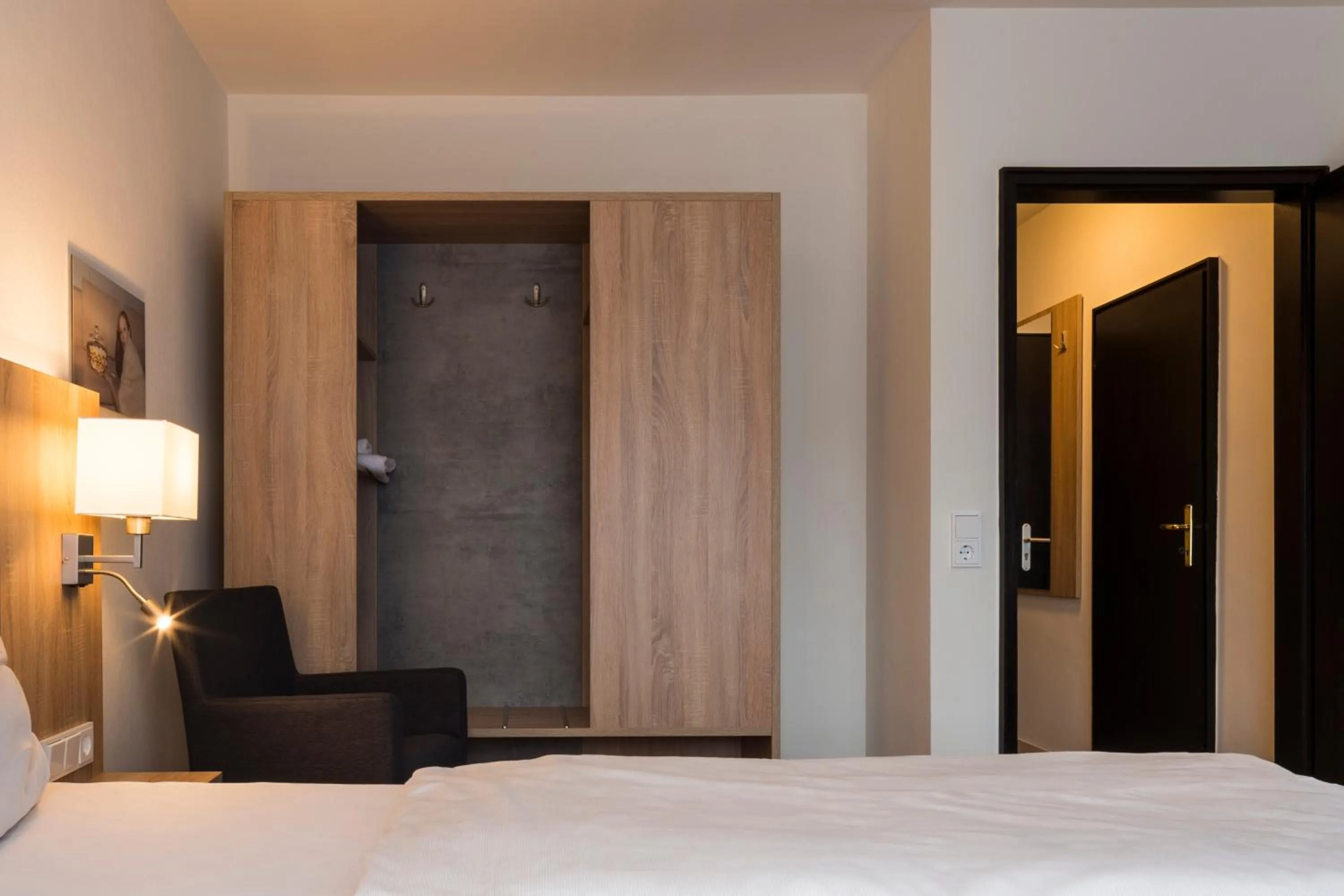 Photo of the whole room, Bed in 2Places Side