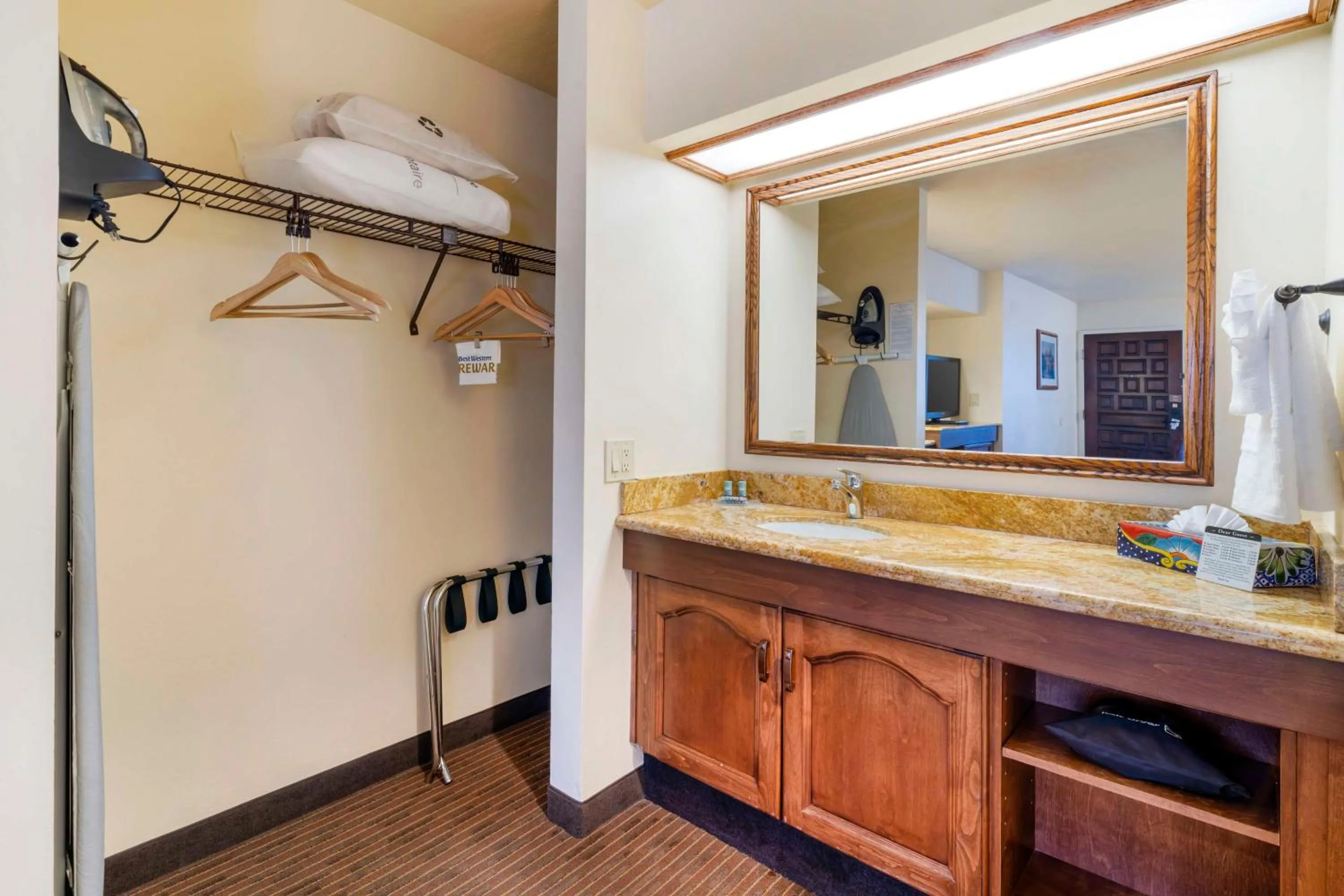 Bedroom in Best Western Casa Grande Inn