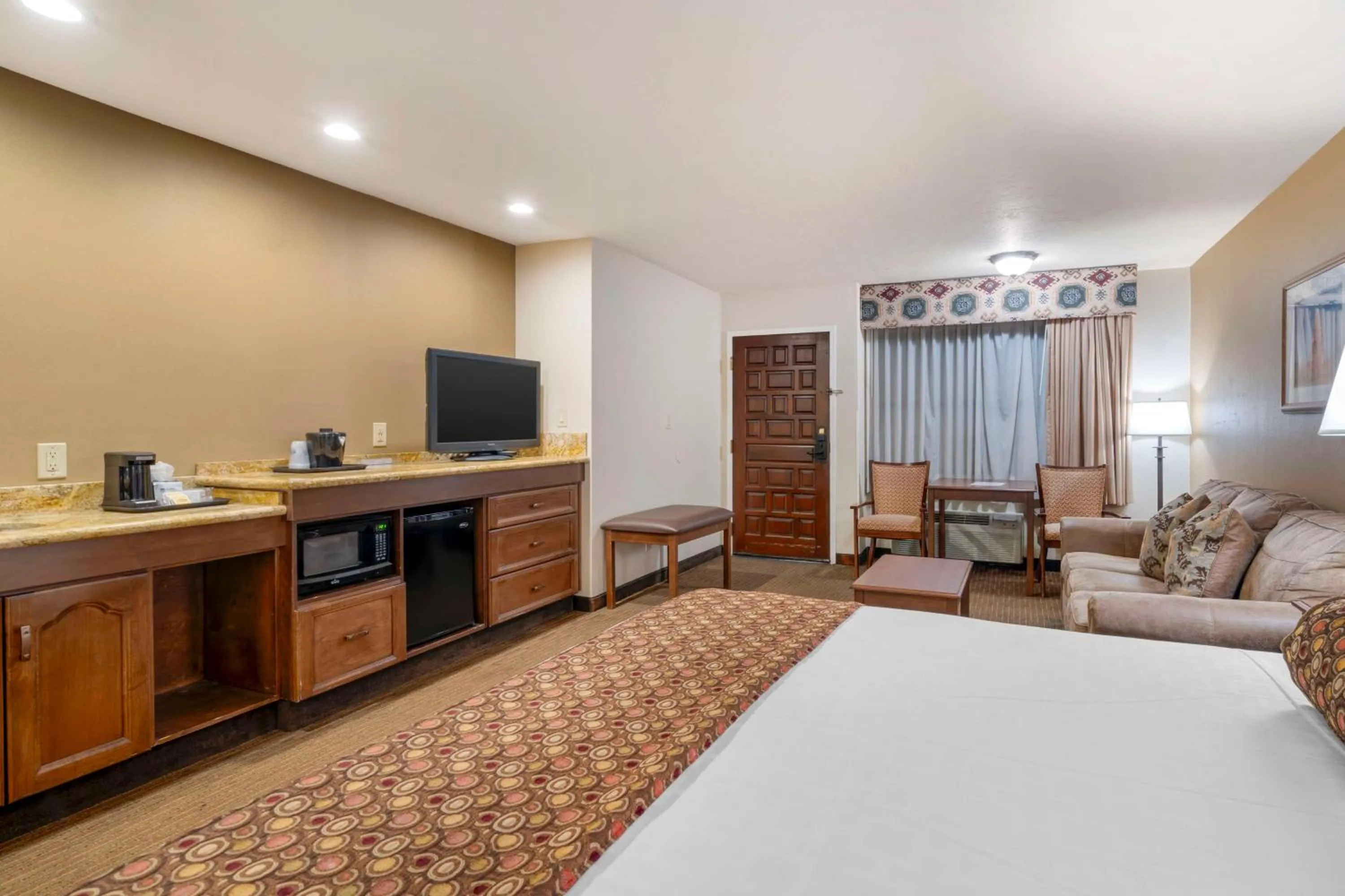 Photo of the whole room, Bed in Best Western Casa Grande Inn
