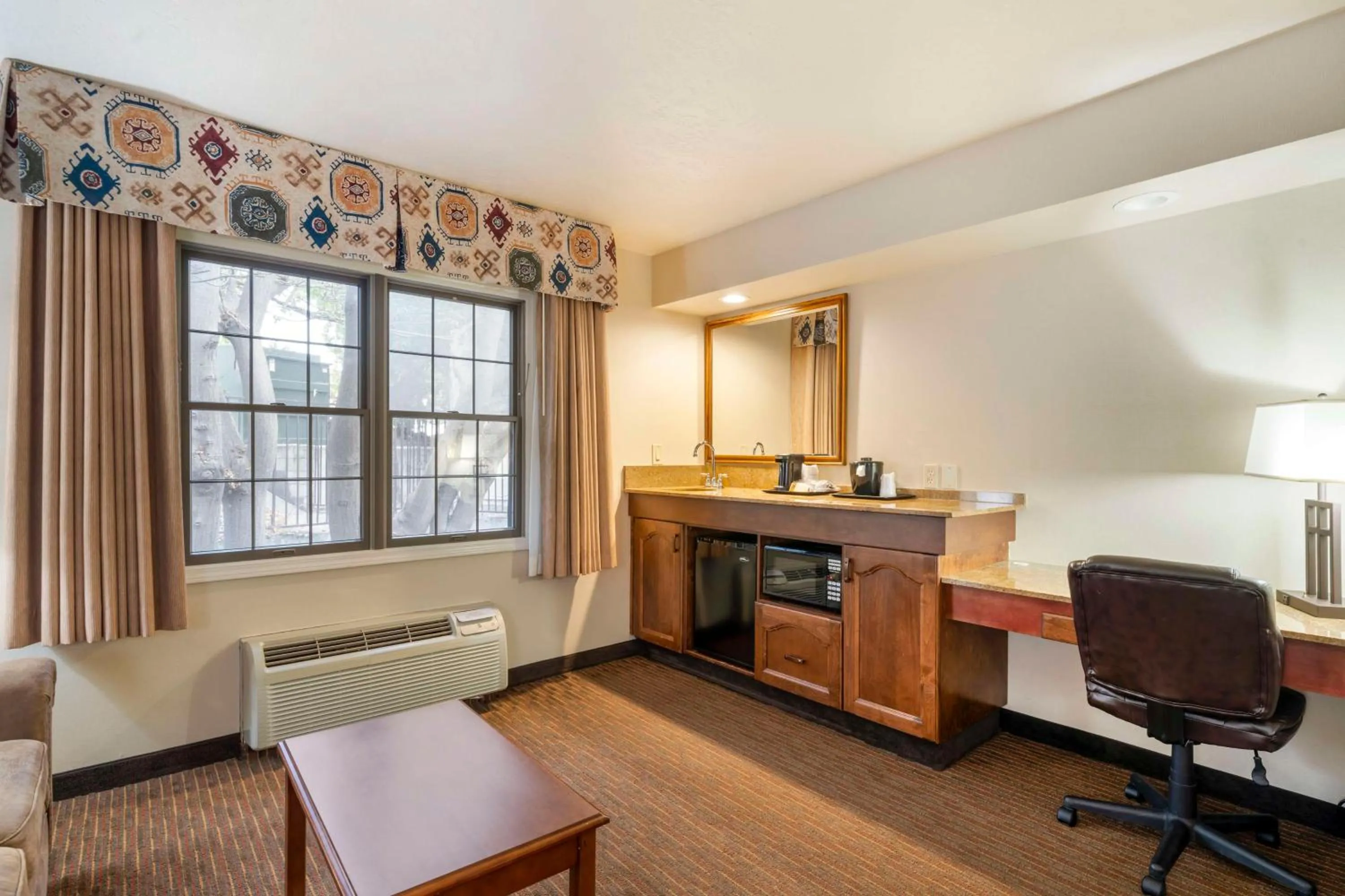 Bedroom in Best Western Casa Grande Inn