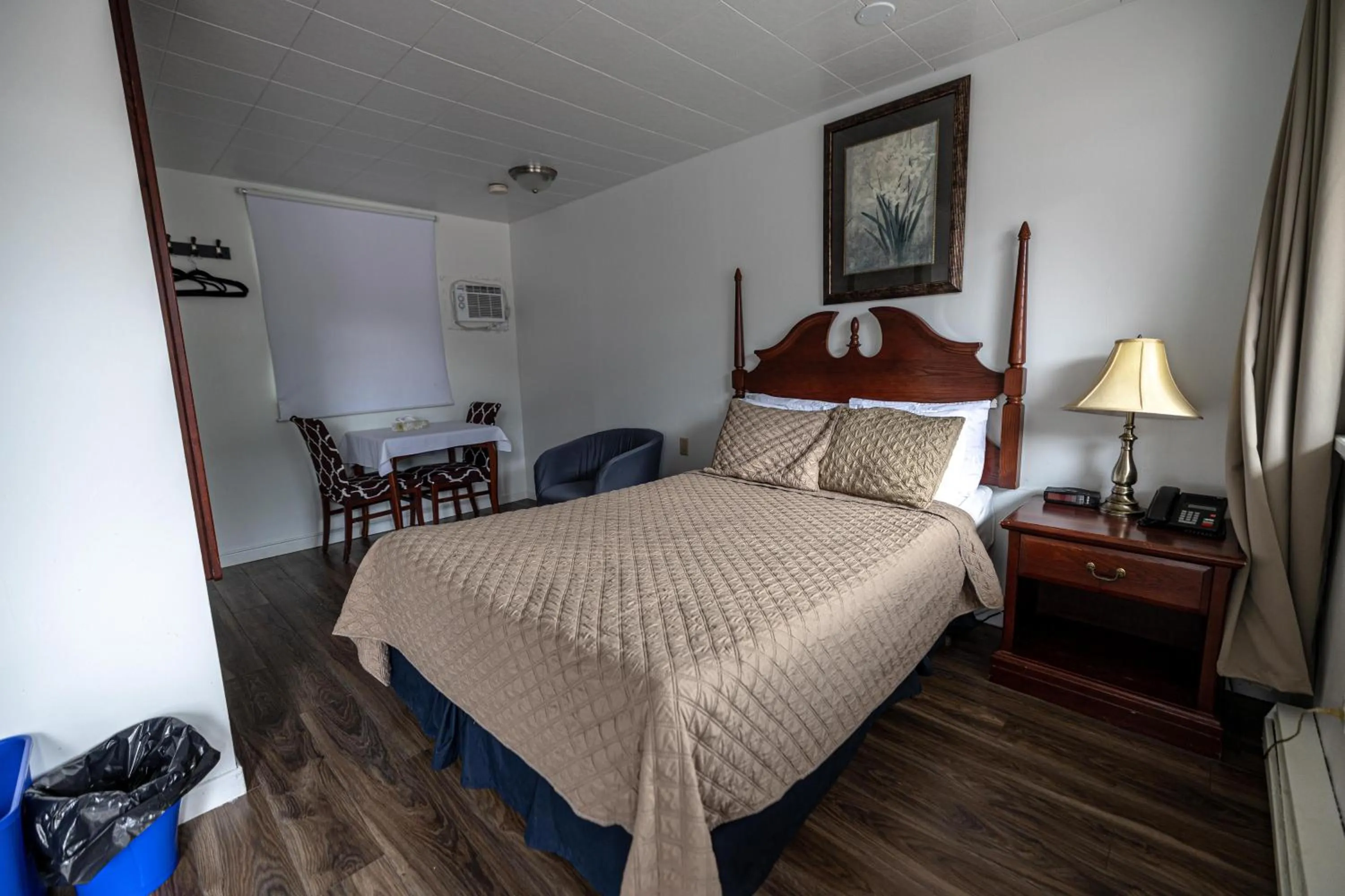 Photo of the whole room, Bed in Motel Deblois