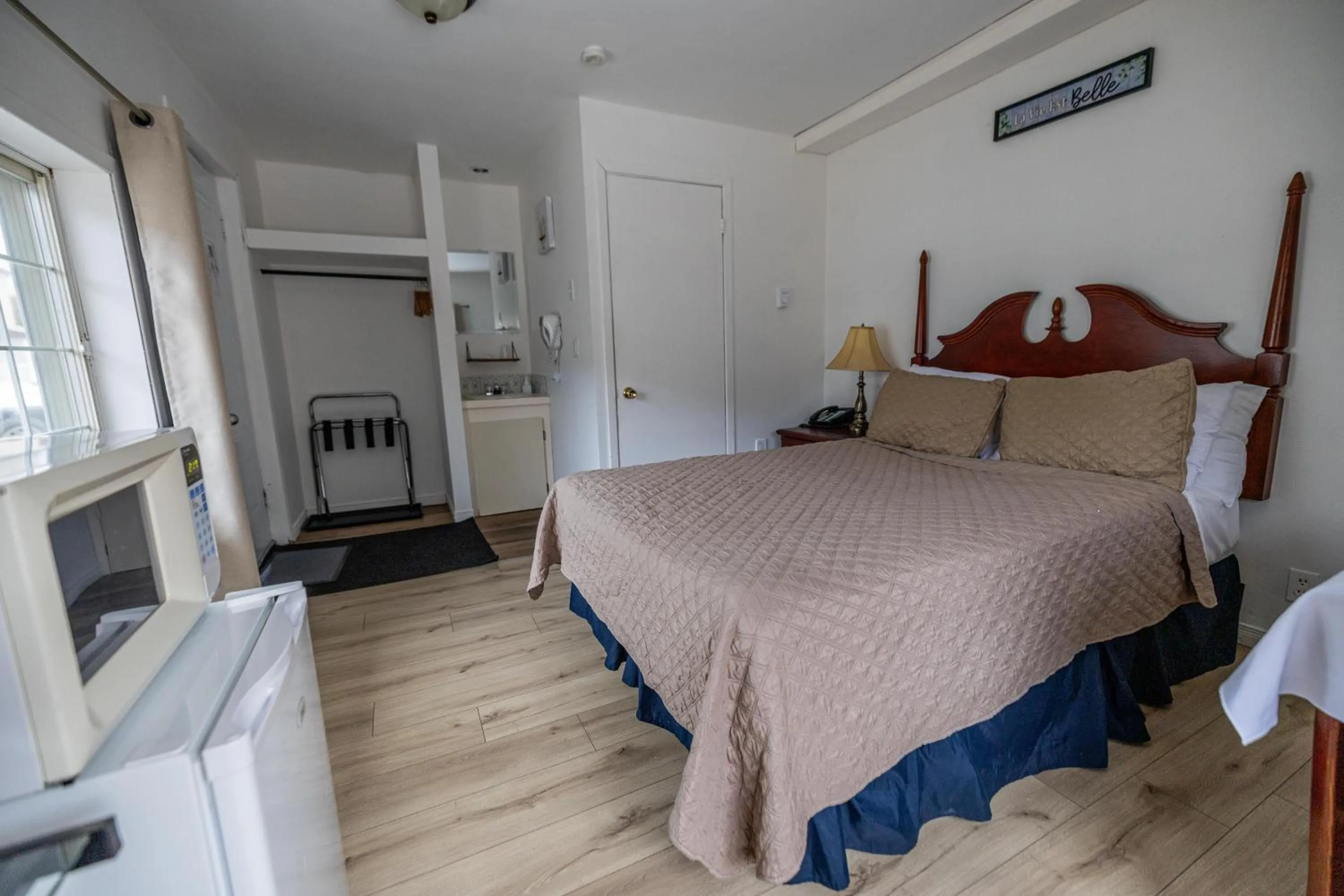 Photo of the whole room, Bed in Motel Deblois