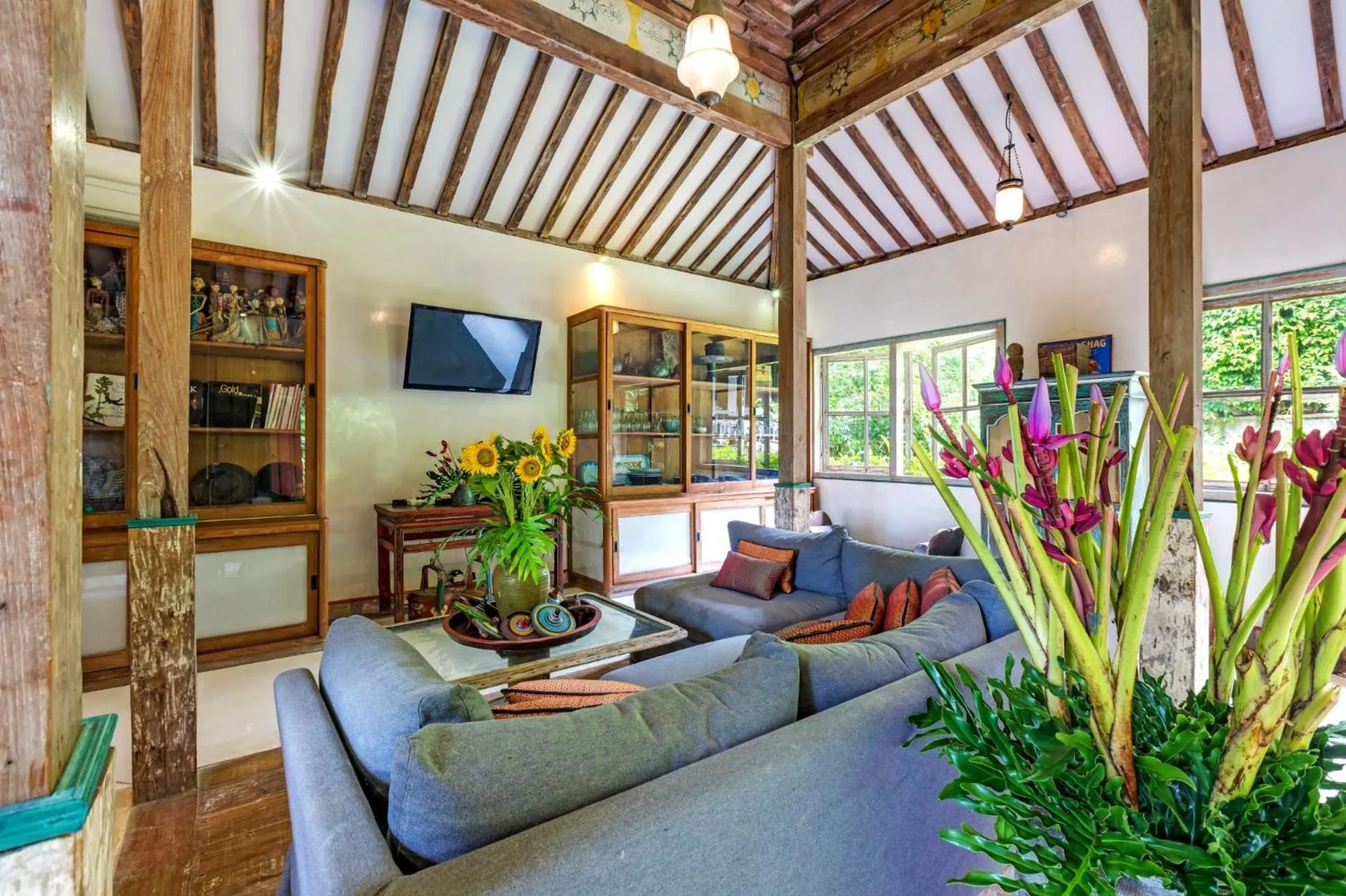 Communal lounge/ TV room in Villa Artis