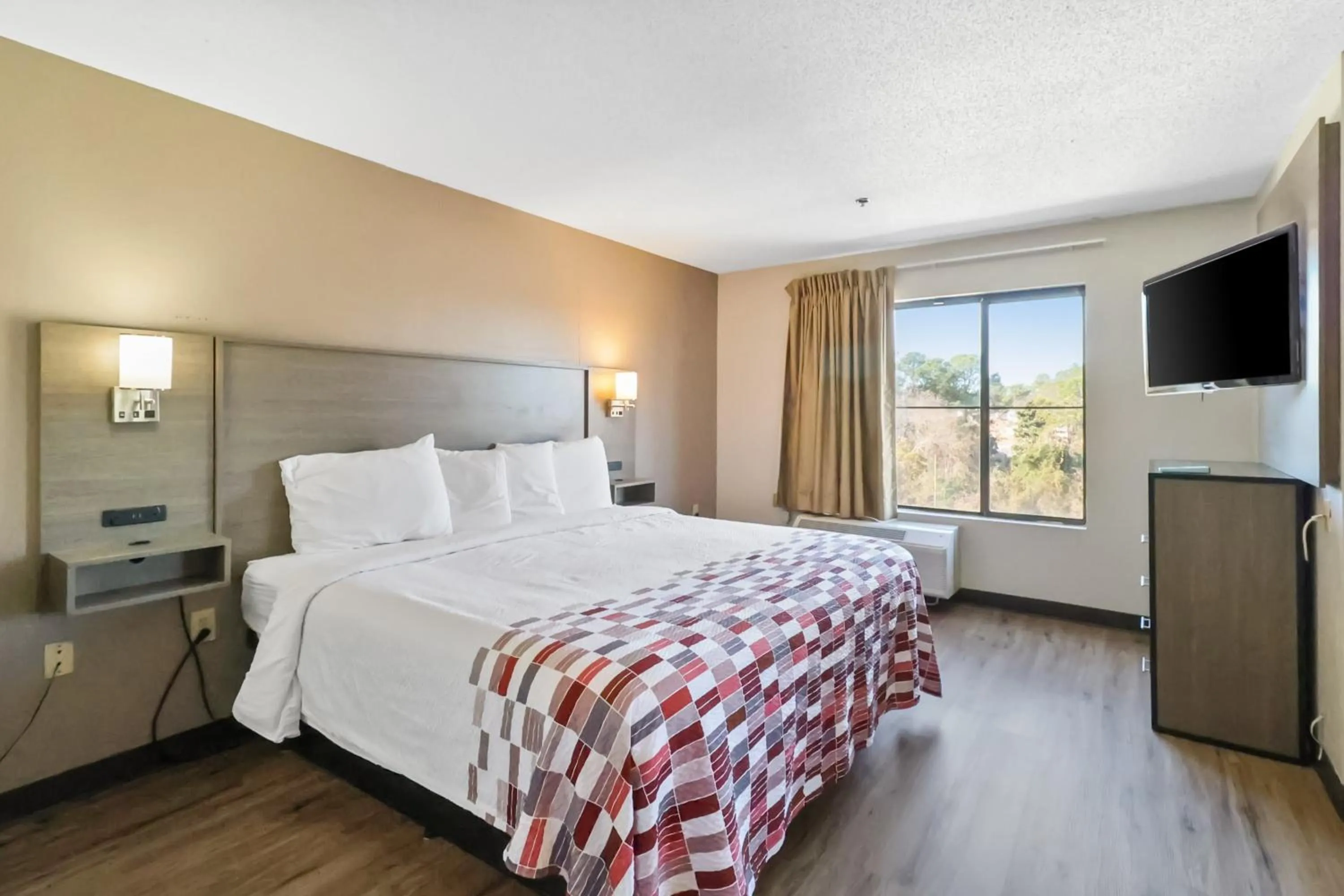 Bedroom, Bed in Red Roof Inn & Suites Fayetteville-Fort Bragg