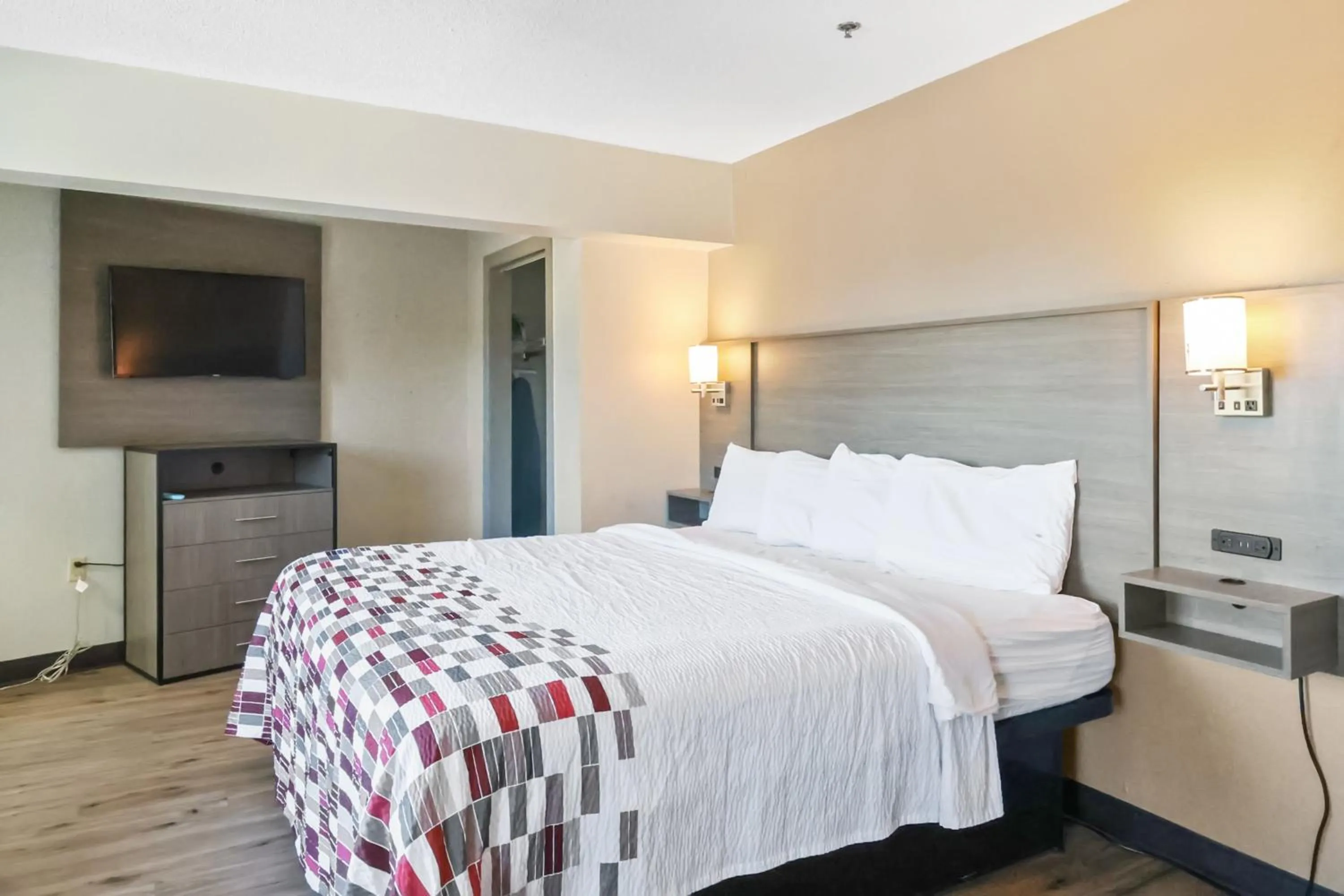 Bedroom, Bed in Red Roof Inn & Suites Fayetteville-Fort Bragg