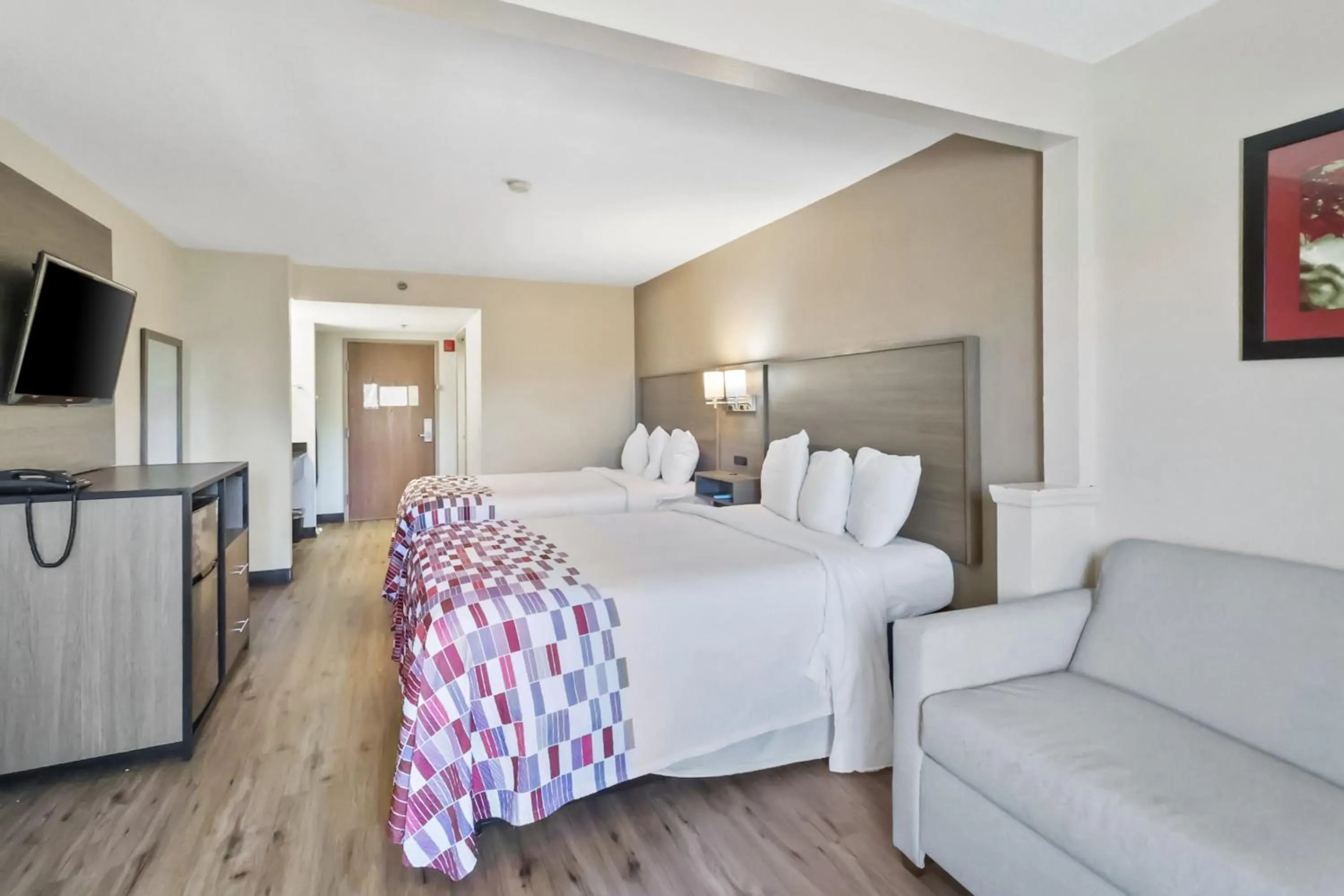 Photo of the whole room, Bed in Red Roof Inn & Suites Fayetteville-Fort Bragg