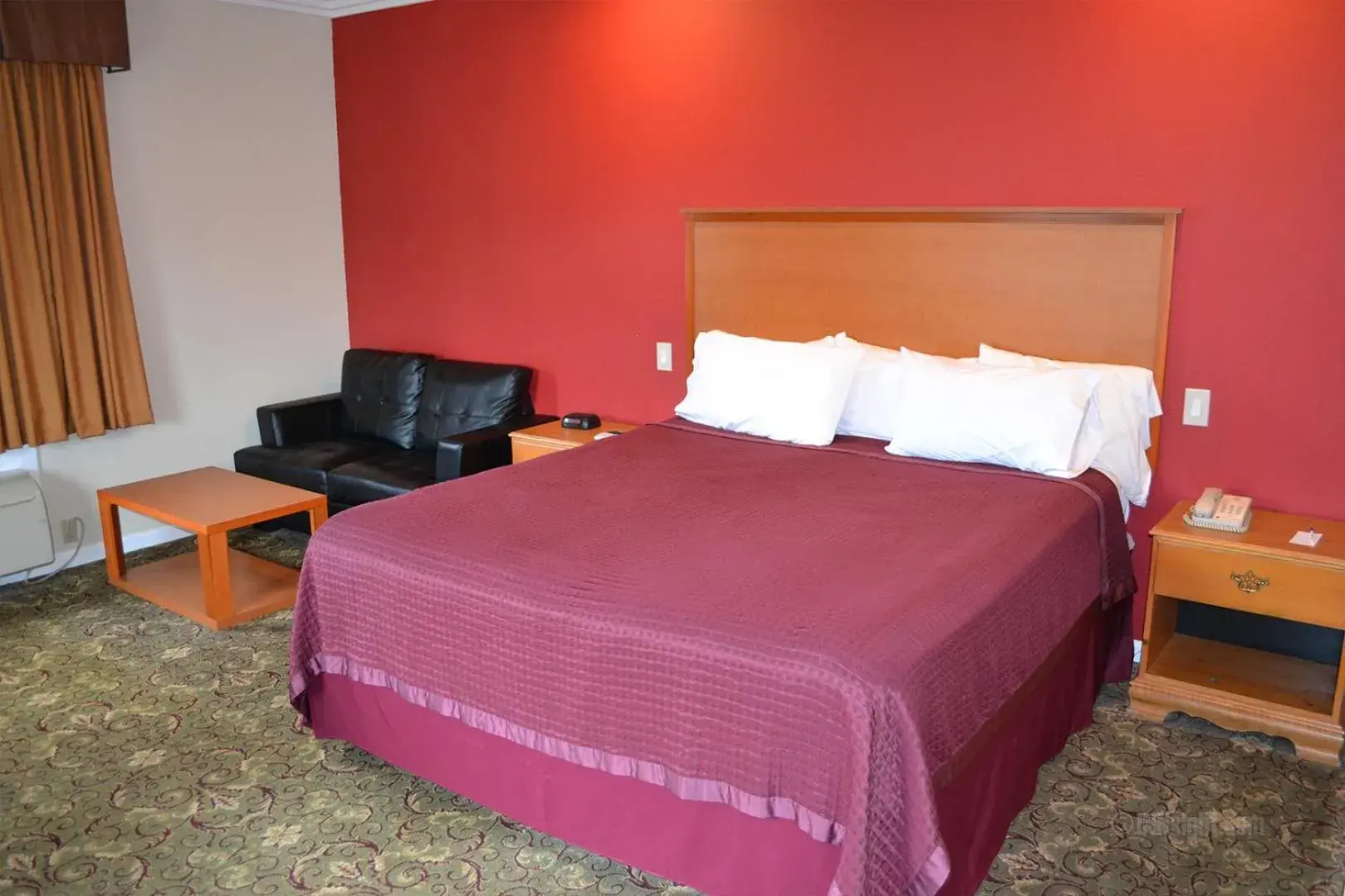 Standard King Room - Non-Smoking in The Miramar Inn Standard King Room - Non-Smoking in The Miramar Inn