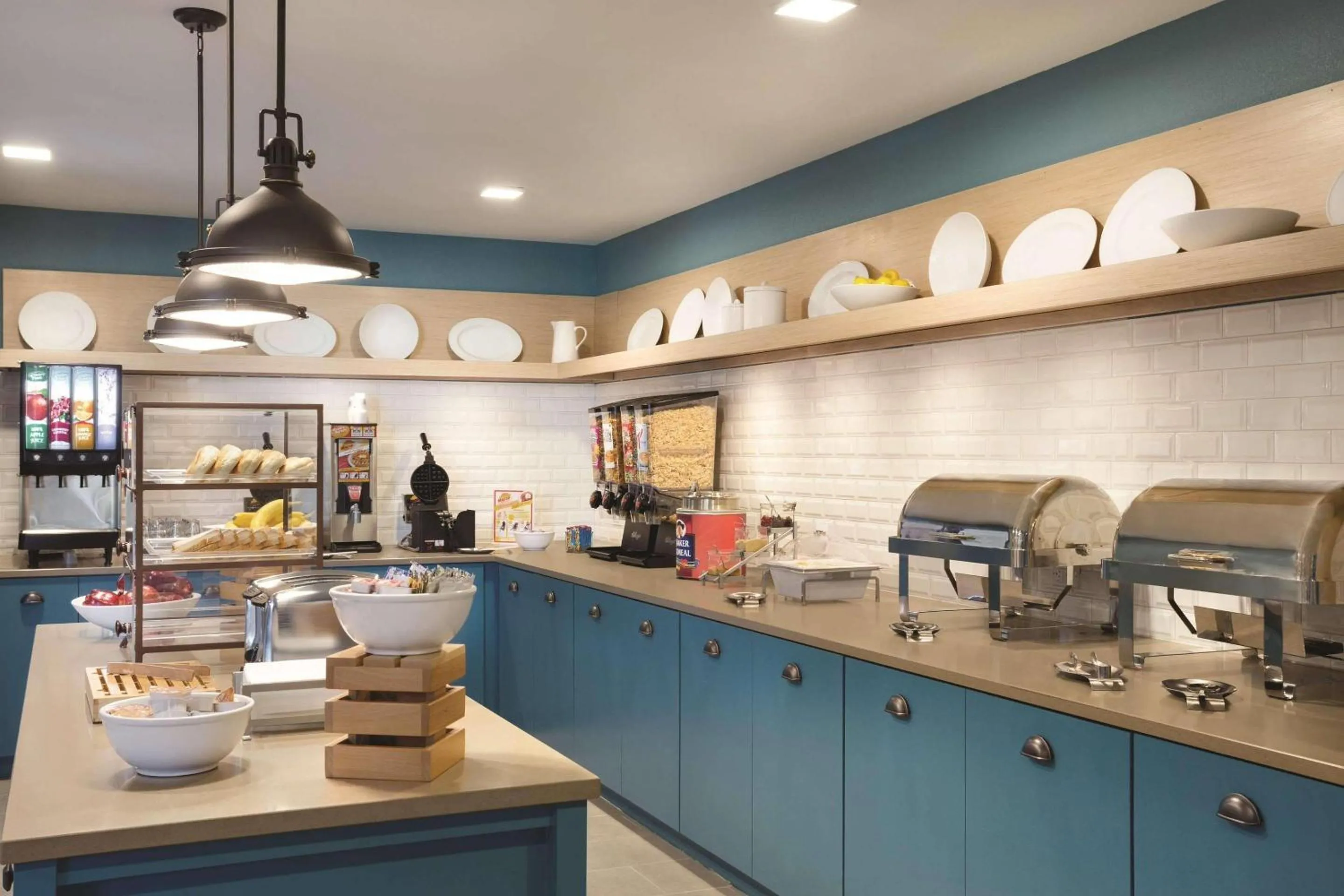 Breakfast in Country Inn & Suites by Radisson, Lawrence, KS